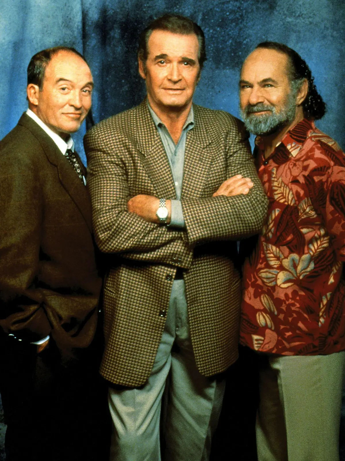 Jim Rockford (James Garner, Mi.), Dennis Becker (Joe Santos, li.) und Evelyn "Angel" Martin (Stuart Margolin).