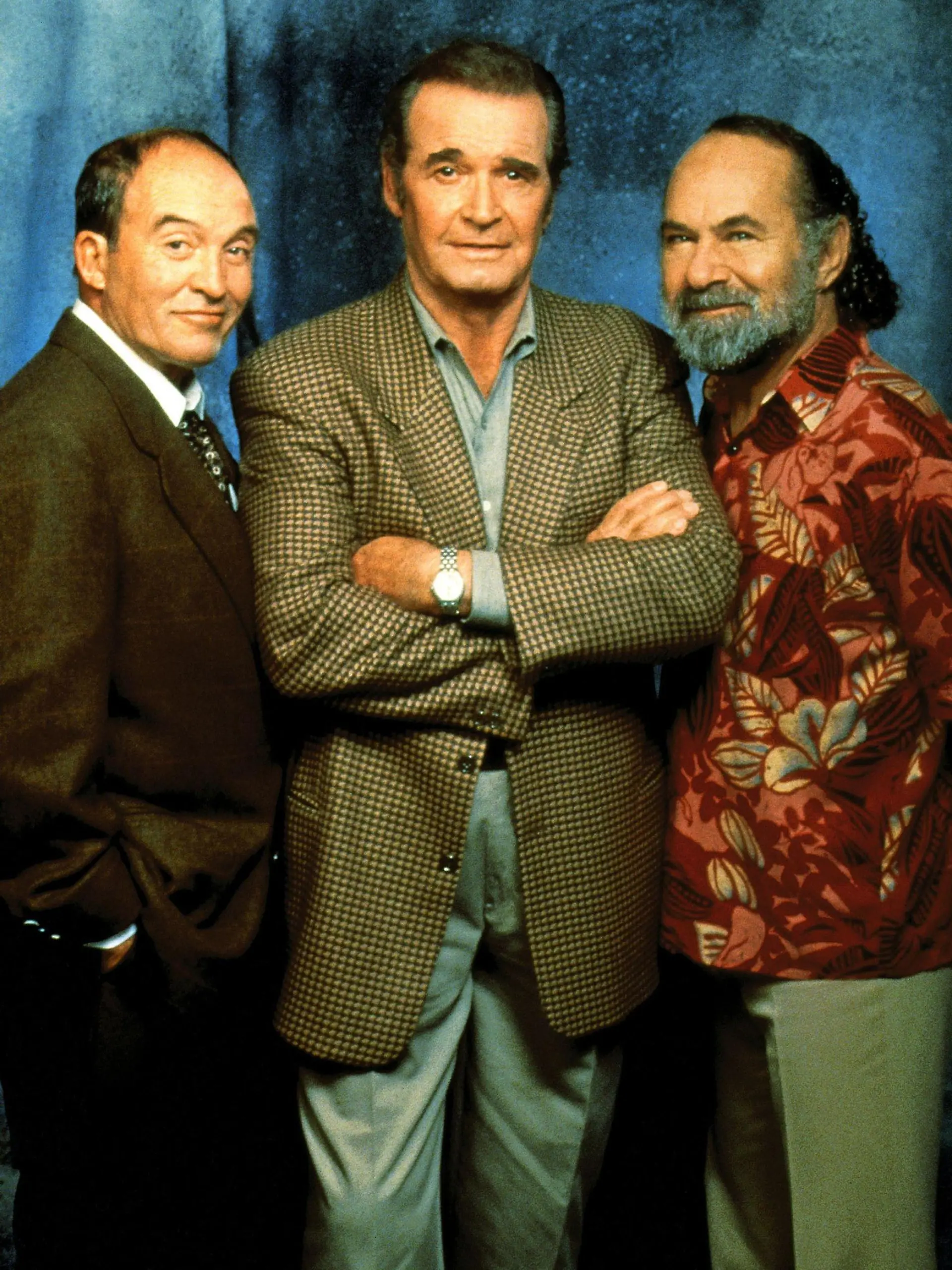 Jim Rockford (James Garner, Mi.), Dennis Becker (Joe Santos, li.) und Evelyn "Angel" Martin (Stuart Margolin).