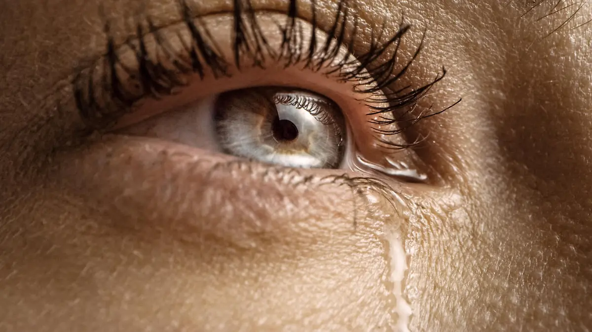 Ein Auge mit einer herabfließenden Träne