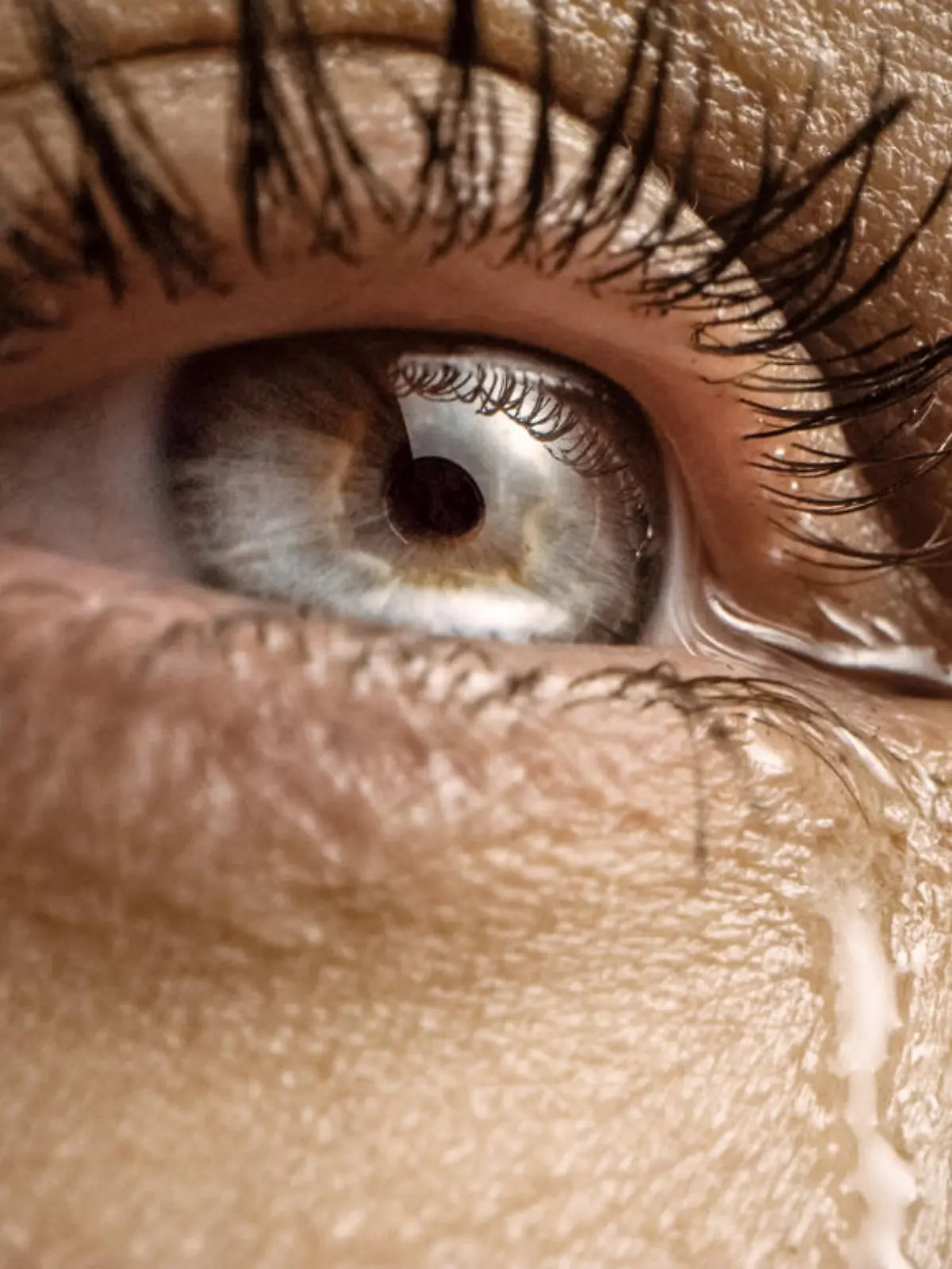 Ein Auge mit einer herabfließenden Träne