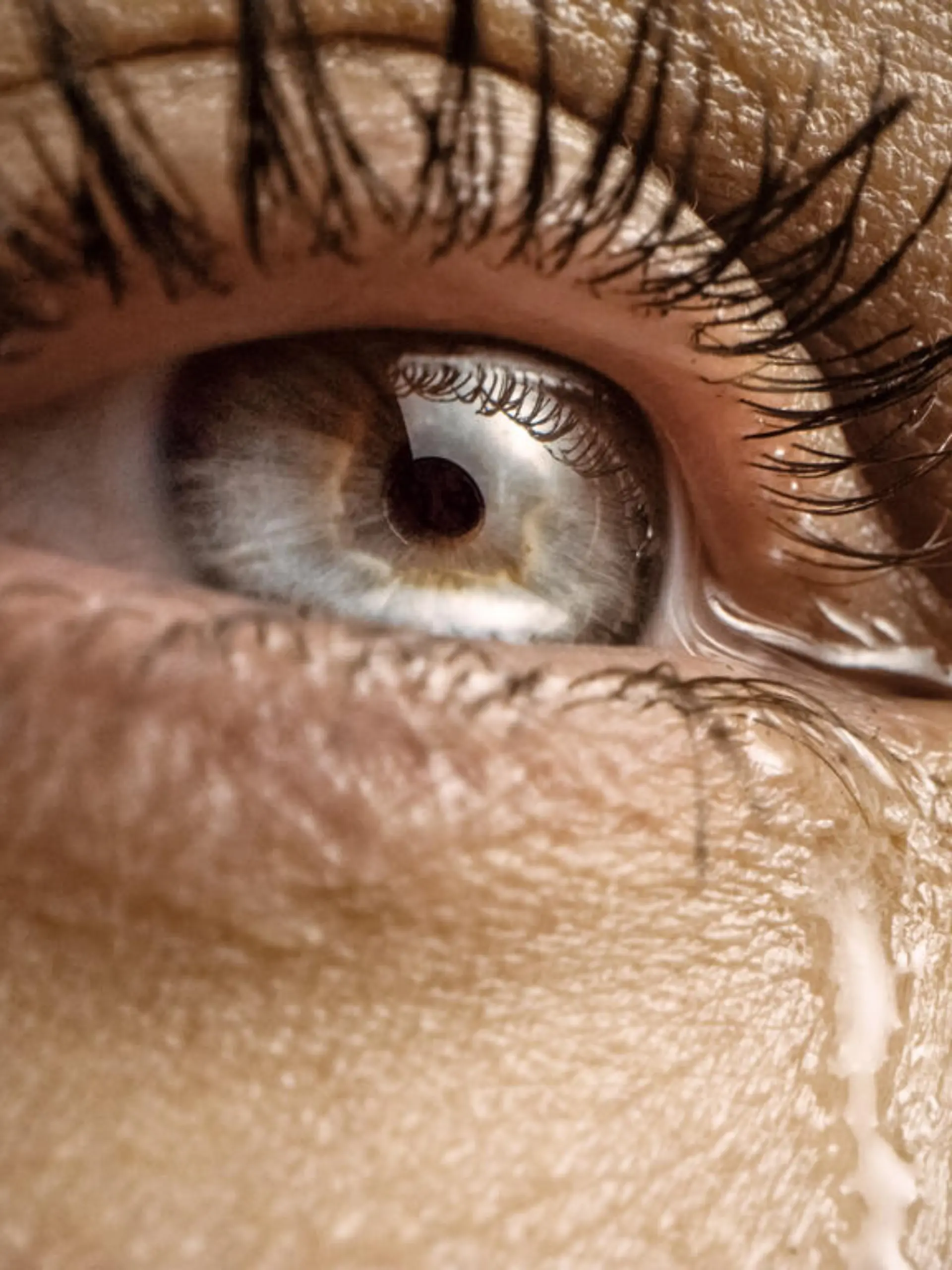 Ein Auge mit einer herabfließenden Träne