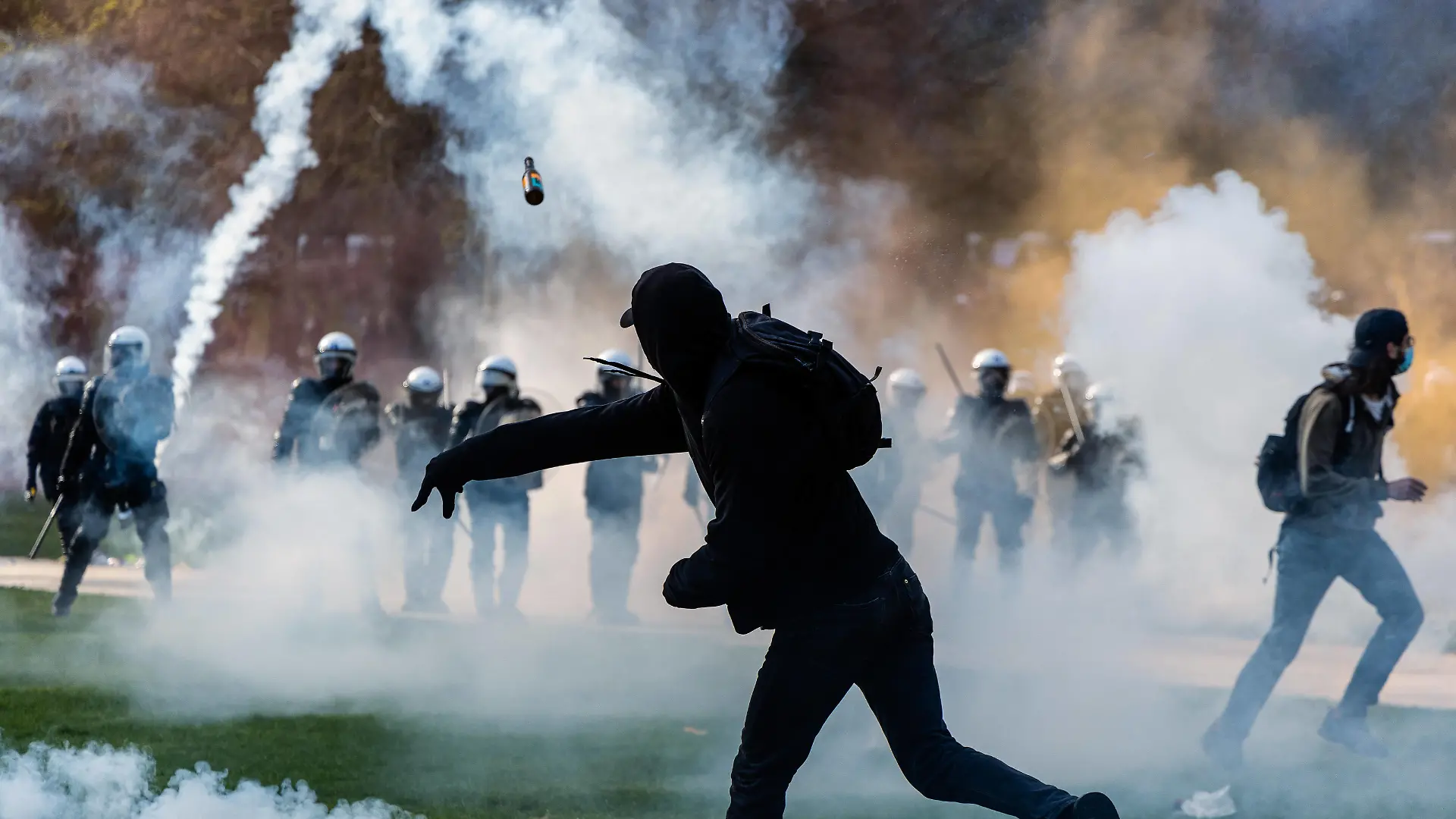 May 1, 2021, Brussels, Belgium: Protest against sanitary measures and wild party for the first of may called La Boum 2 one month after La Boum 1 in Brussels, social distancing was rarely respected and the wearing of masks also, a lot of tension and violence between police and demonstrators. Brussels Belgium - ZUMAb331 20210501_zaf_b331_013 Copyright: xArnaudxBrianx