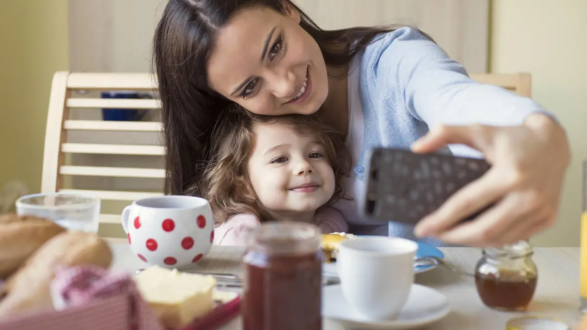 Portrait of mother and her little daughter taking a selfie at breakfast table model released Symbolfoto property released PUBLICATIONxINxGERxSUIxAUTxHUNxONLY HAPF000125

Portrait of Mother and her Little Daughter Taking a Selfie AT Breakfast Table Model released Symbolic image Property released PUBLICATIONxINxGERxSUIxAUTxHUNxONLY HAPF000125  