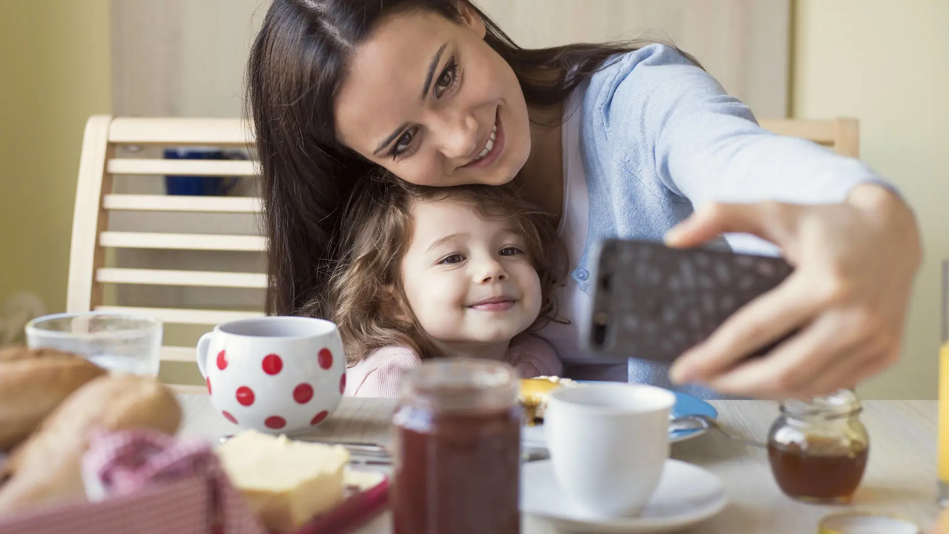 Portrait of mother and her little daughter taking a selfie at breakfast table model released Symbolfoto property released PUBLICATIONxINxGERxSUIxAUTxHUNxONLY HAPF000125
Portrait of Mother and her Little Daughter Taking a Selfie AT Breakfast Table Model released Symbolic image Property released PUBLICATIONxINxGERxSUIxAUTxHUNxONLY HAPF000125