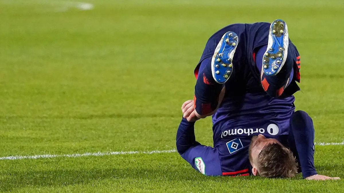  Rolle rückwärts im Aufstiegskampf für den HSV, Aaron Hunt HSV, 14 schlägt einen Purzelbaum, enttäuscht schauend, Enttäuschung, Frustration, disappointed, pessimistisch, Freisteller, Ganzkörper, Einzelbild, Aktion, Action, Aufstiegsrennen, 22.04.2021, Sandhausen Deutschland, Fussball, 2. Bundesliga, SV Sandhausen - Hamburger SV, DFB/DFL REGULATIONS PROHIBIT ANY USE OF PHOTOGRAPHS AS IMAGE SEQUENCES AND/OR QUASI-VIDEO. *** Roll backwards in promotion fight for HSV, Aaron Hunt HSV, 14 does a somersault, looking disappointed, disappointment, frustration, disappointed, pessimistic, crop, full body, single image, action, action, promotion race, 22 04 2021, Sandhausen Germany , football, 2 Bundesliga, SV Sandhausen Hamburger SV, DFB DFL REGULATIONS PROHIBIT ANY USE OF PHOTOGRAPHS AS IMAGE SEQUENCES AND OR QUASI VIDEO xozx