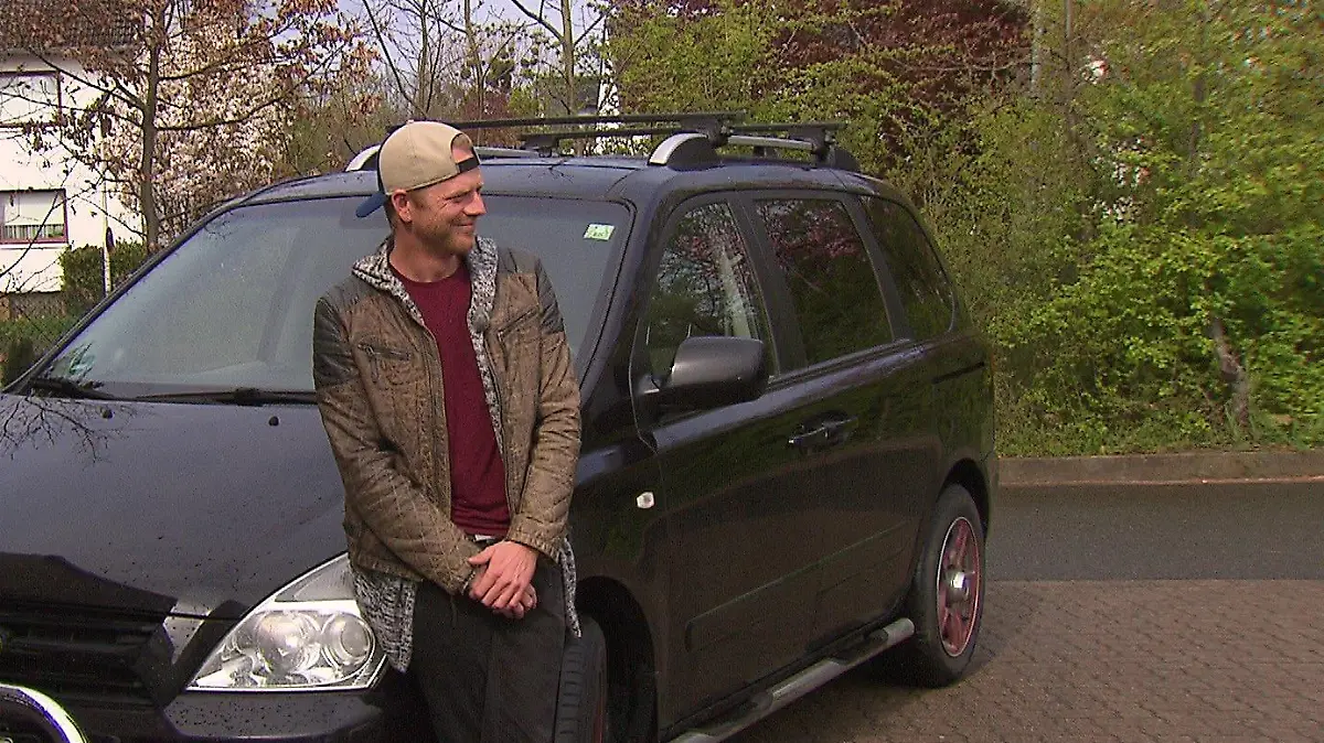 Stephan Krums (39) mit seinem "Schrotthaufen"