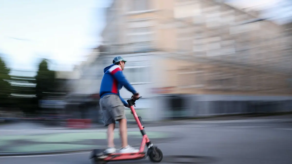 Gerade für ältere Menschen können E-Scooter schnell zur Gefahr werden. (Symbolbild)