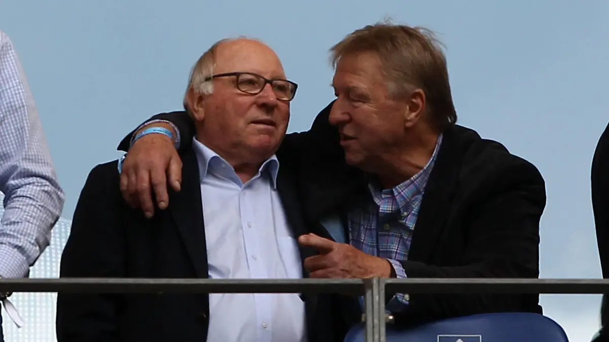 Uwe Seeler, Horst Hrubesch redend / / Fußball Fussball / erste 1.Bundesliga Herren / Saison 2014/2015 / 23.05.2015 / Hamburger SV HSV vs. FC Schalke 04 S04 /

Uwe Seeler Horst Hrubesch talking Football Football First 1 Bundesliga men Season 2014 2015 23 05 2015 Hamburg SV HSV vs FC Schalke 04 S04