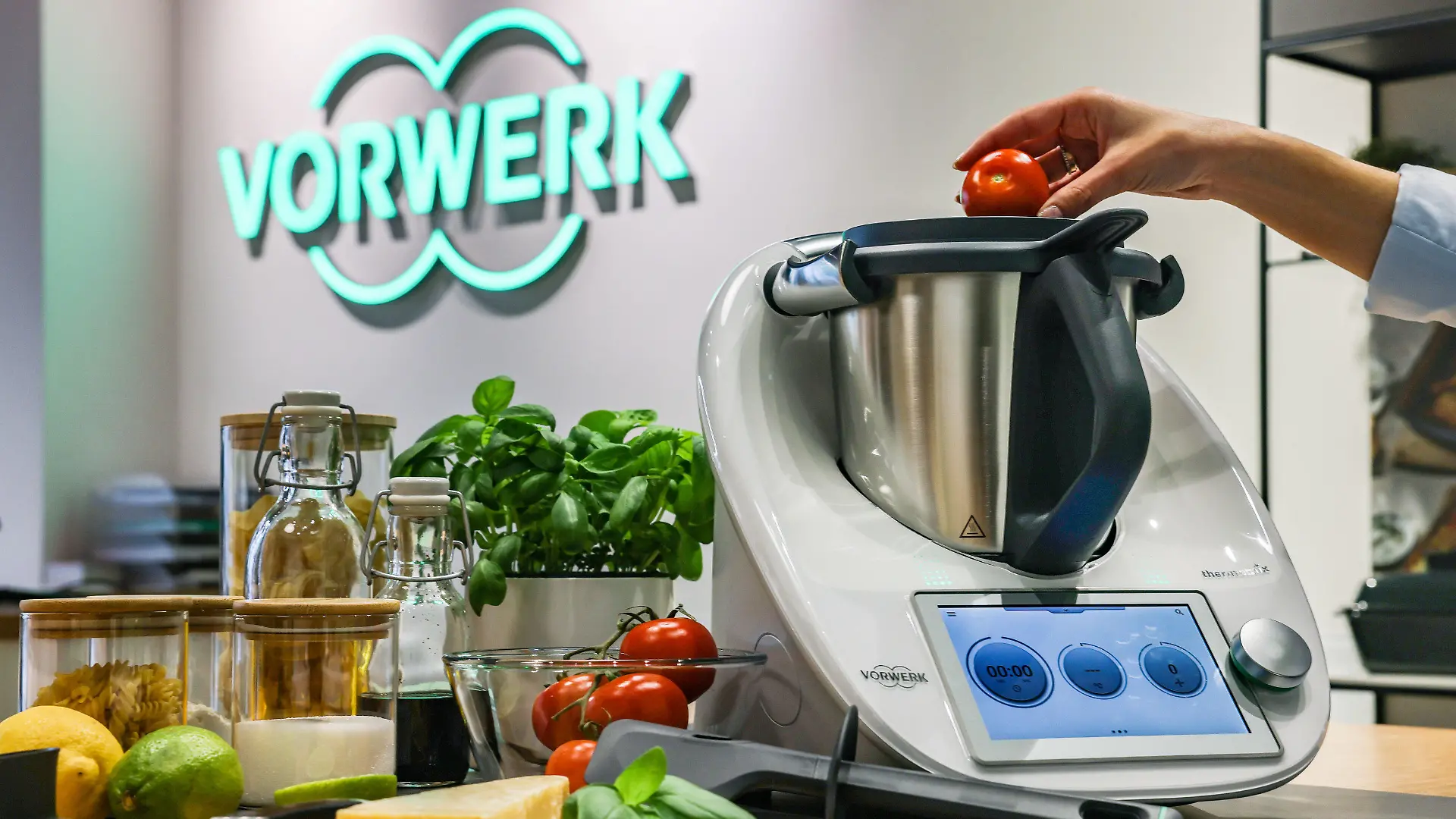 PRODUKTION - 25.04.2023, Nordrhein-Westfalen, Köln: Ein Vorwerk Thermomix TM6 wird in einem Vorwerk-Kochstudio befüllt. Der Mischkonzern und Hersteller von Haushaltsgeräten, wie Thermomix und Staubsauger, der Marke Kobold, Vorwerk, gibt Bilanzzahlen für 2022 bekannt. Foto: Oliver Berg/dpa +++ dpa-Bildfunk +++