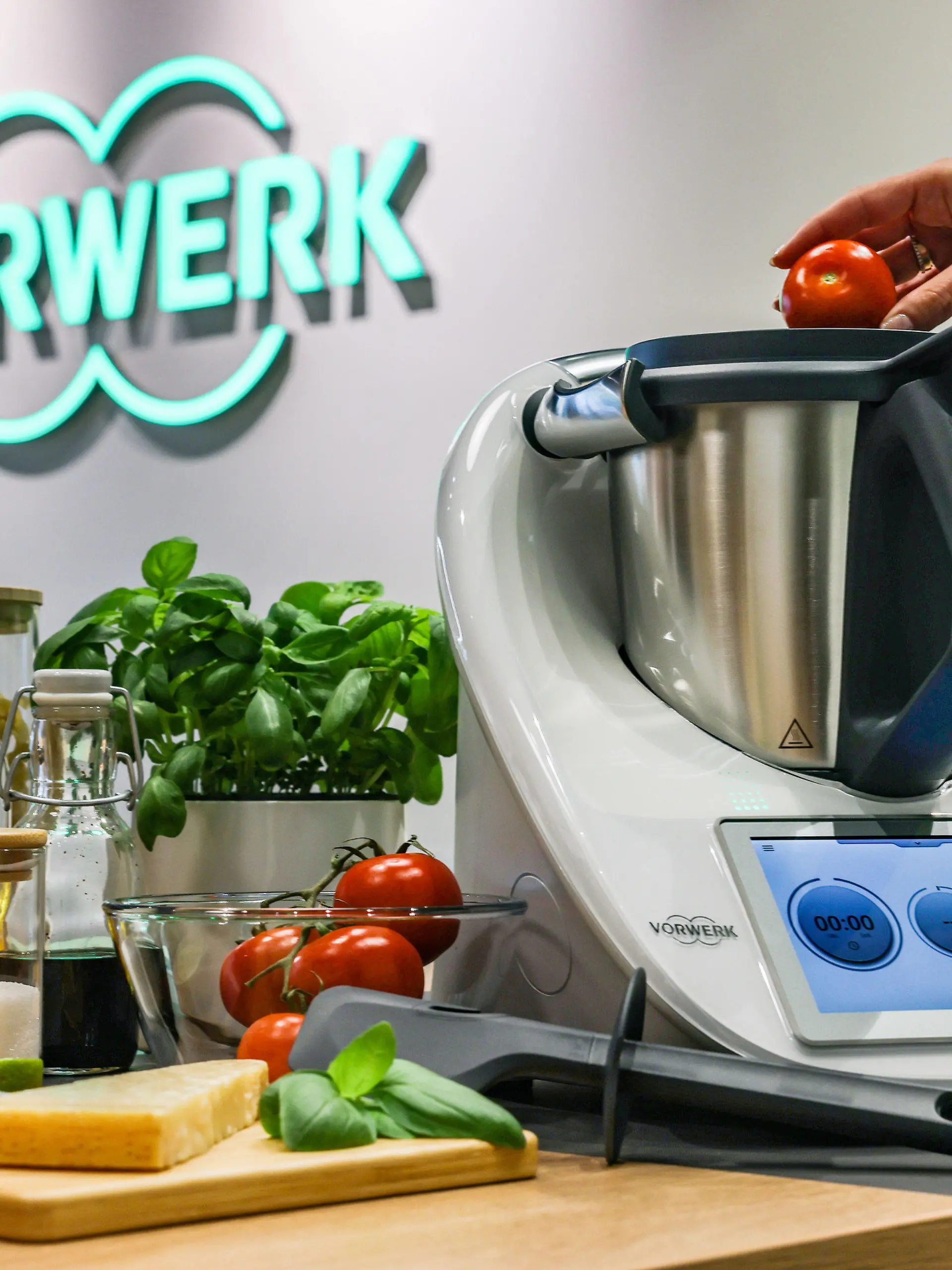 PRODUKTION - 25.04.2023, Nordrhein-Westfalen, Köln: Ein Vorwerk Thermomix TM6 wird in einem Vorwerk-Kochstudio befüllt. Der Mischkonzern und Hersteller von Haushaltsgeräten, wie Thermomix und Staubsauger, der Marke Kobold, Vorwerk, gibt Bilanzzahlen für 2022 bekannt. Foto: Oliver Berg/dpa +++ dpa-Bildfunk +++