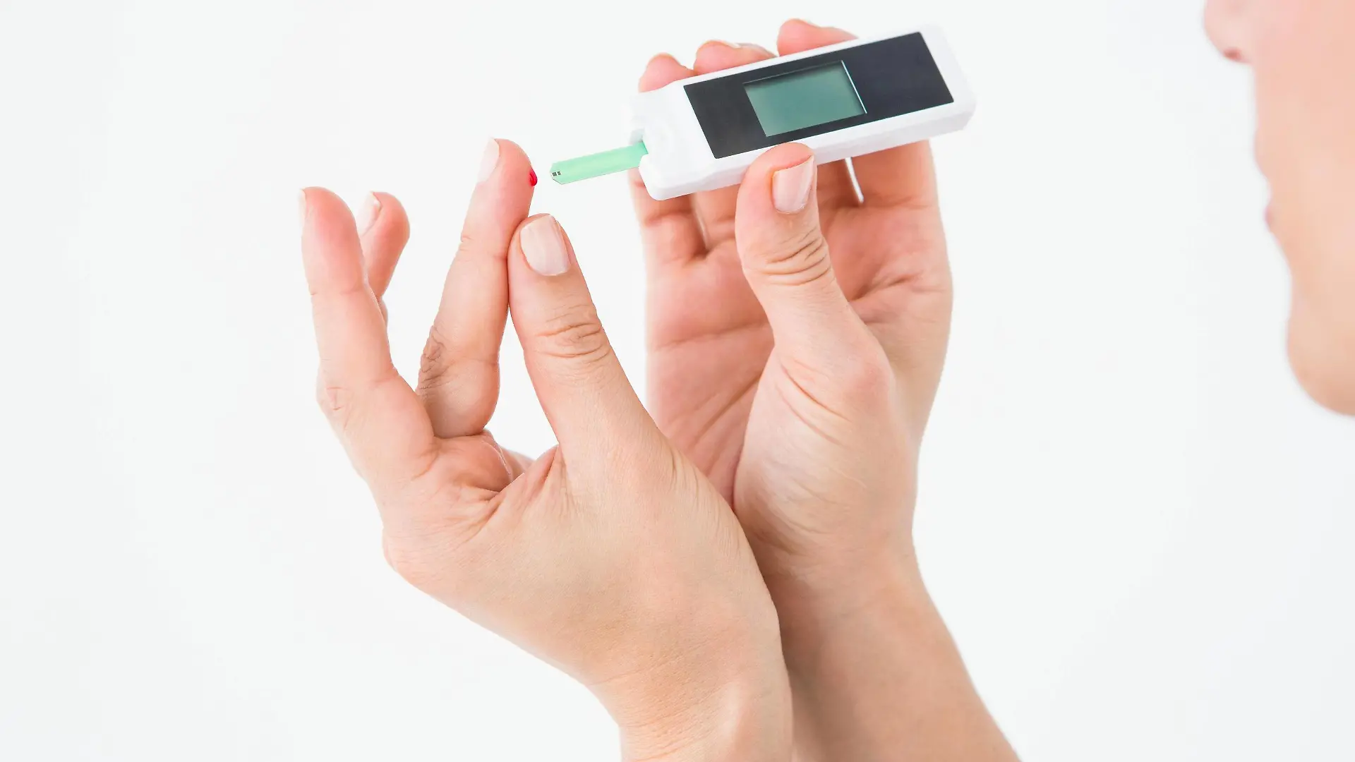 Diabetic woman using blood glucose monitor model released Symbolfoto PUBLICATIONxINxGERxSUIxAUTxONLY Copyright: xWavebreakmediaMicrox Panthermedia15576118