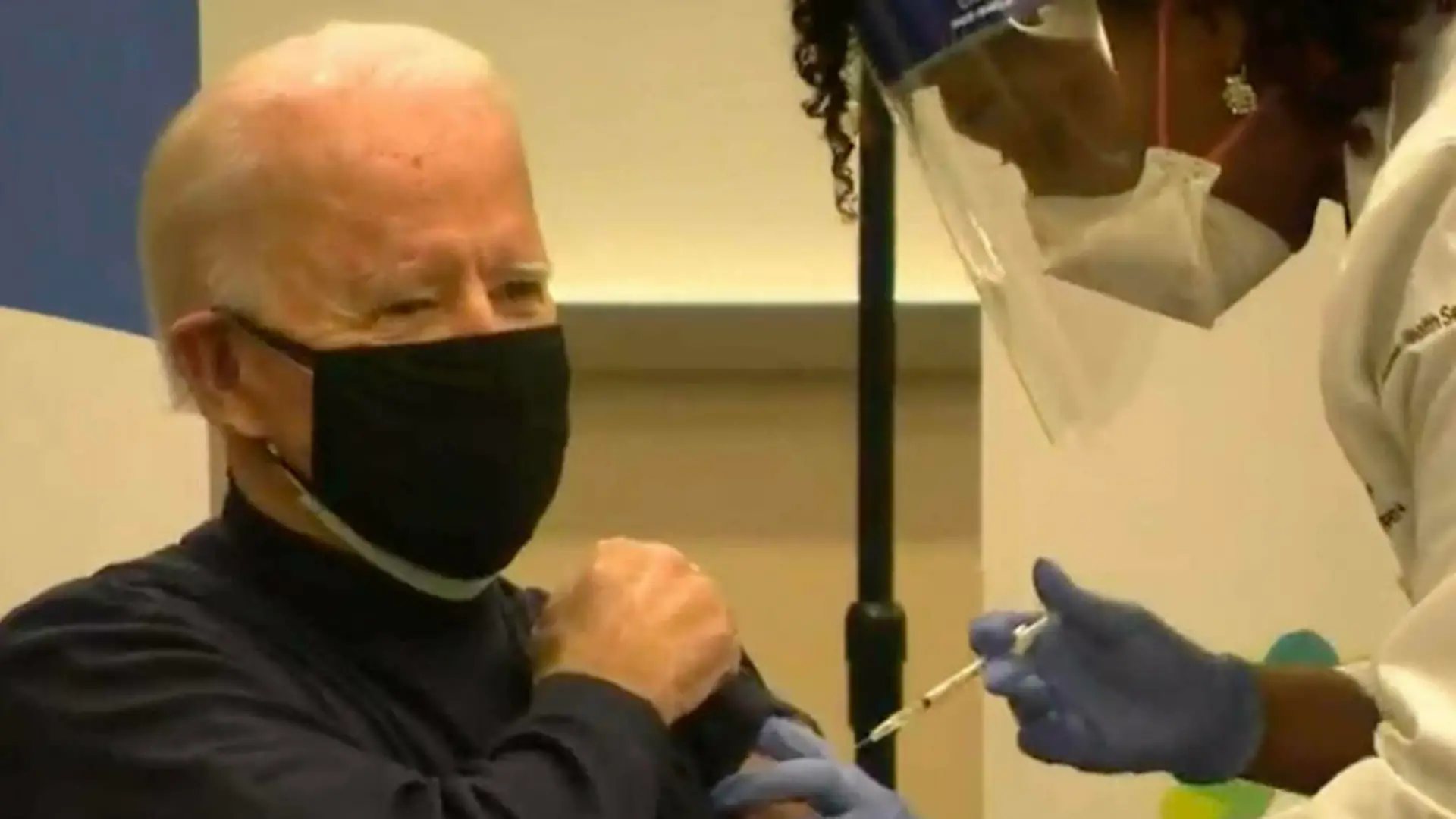 US-Präsident Joe Biden wird von einer Ärztin mit einer Spritze gegen Corona geimpft.