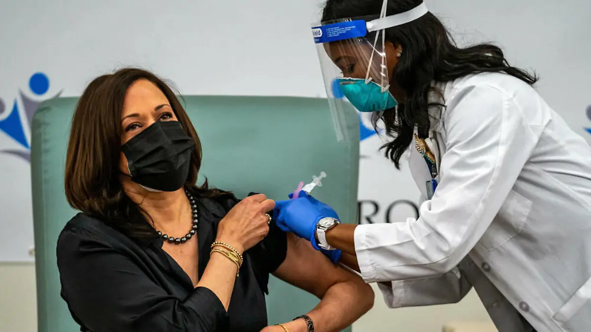 US-Vizepräsidentin Kamala Harris bekommt von einer Ärztin eine Spitze mit dem Corona-Impfstoff von Moderna.