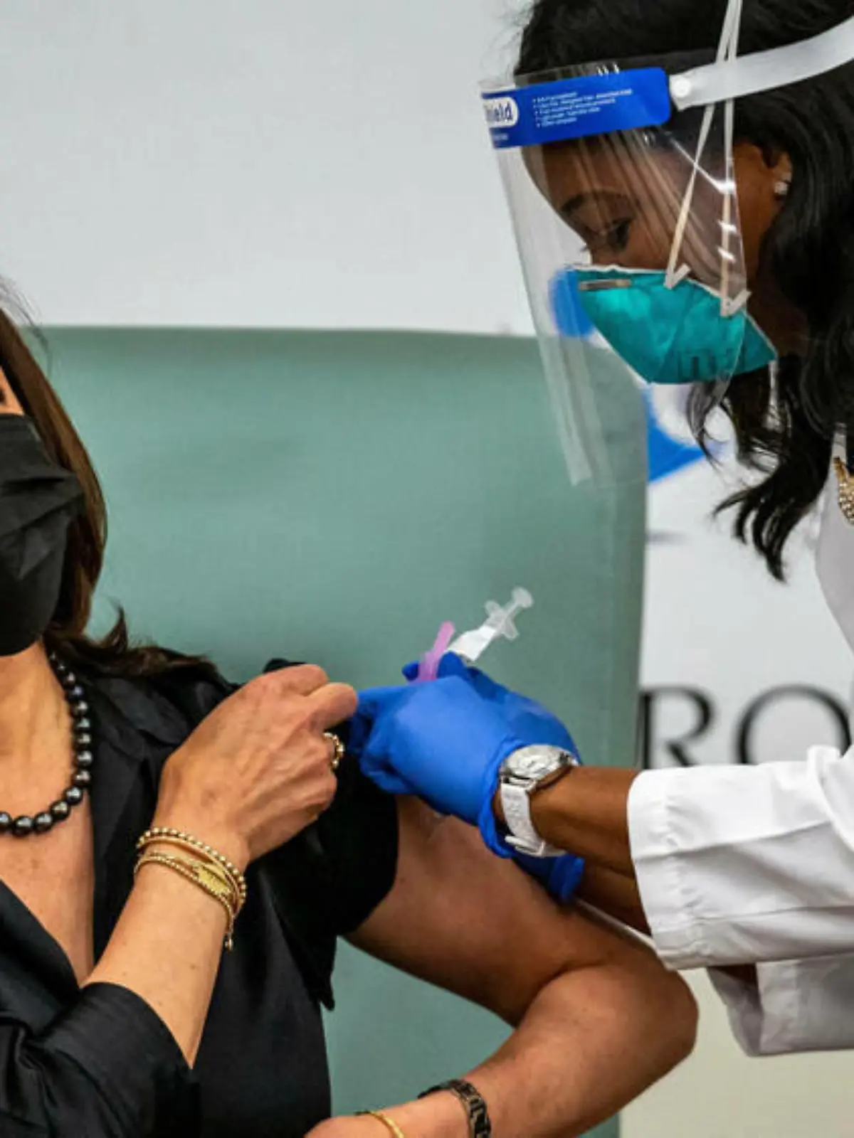 US-Vizepräsidentin Kamala Harris bekommt von einer Ärztin eine Spitze mit dem Corona-Impfstoff von Moderna.