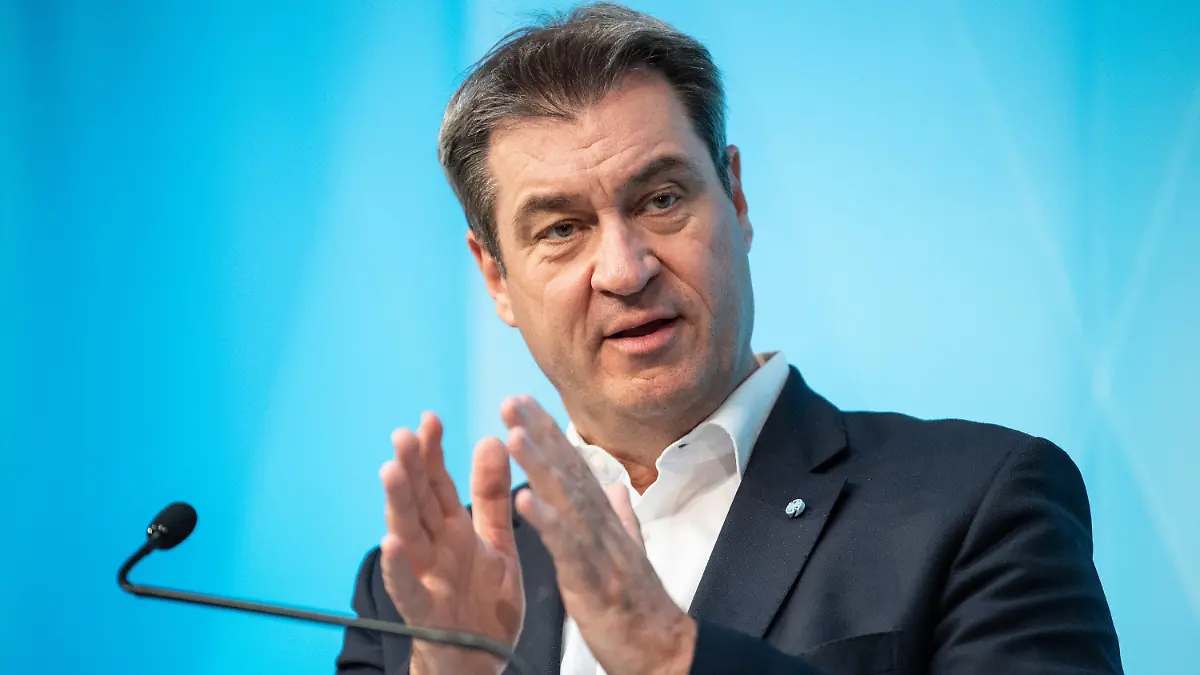 27.04.2021, Bayern, München: Markus Söder (CSU), Parteivorsitzender und Ministerpräsident von Bayern, spricht auf der Pressekonferenz nach einer Sitzung des bayerischen Kabinetts. Die Ministerrunde hatte per Videoschalte getagt. Söder stellte anschließend die unterschiedlichen Beschlüsse vor. Foto: Matthias Balk/dpa +++ dpa-Bildfunk +++