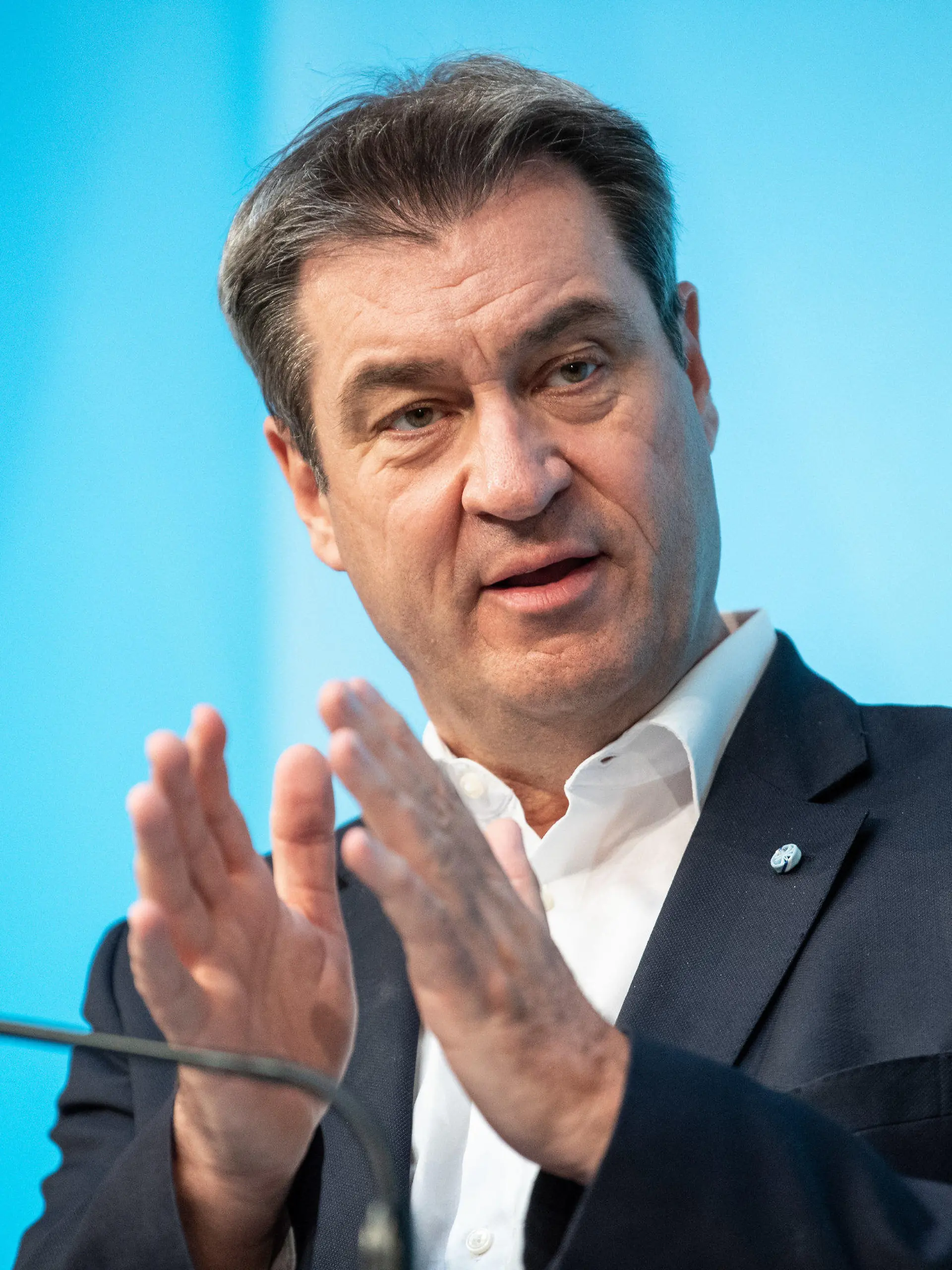 27.04.2021, Bayern, München: Markus Söder (CSU), Parteivorsitzender und Ministerpräsident von Bayern, spricht auf der Pressekonferenz nach einer Sitzung des bayerischen Kabinetts. Die Ministerrunde hatte per Videoschalte getagt. Söder stellte anschließend die unterschiedlichen Beschlüsse vor. Foto: Matthias Balk/dpa +++ dpa-Bildfunk +++