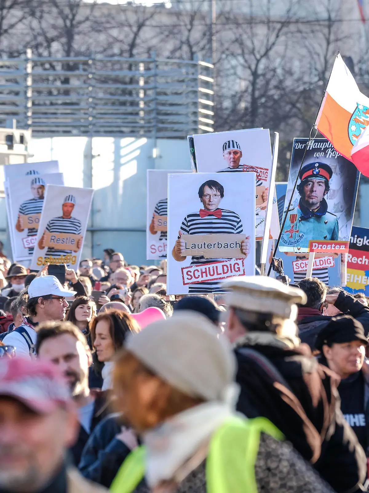  In Leipzig haben am Samstag 07.11.2029 Tausende Gegner der Corona-Beschraenkungen demonstriert. Wie von der Stadtverwaltung vorausgesehen, reichte der zentrale Augustusplatz fuer die Masse der Angereisten nicht aus. Die Veranstalter der Querdenken -Bewegung riefen wiederholt dazu auf, auch in die Nebenstrassen auszuweichen und friedlich zu bleiben. Unter den Demonstranten befanden sich Neonazis, Verschwoerungsideologen und Hooligans, vereinzelt waren auch Deutschland- und Reichsflaggen zu sehen. Siehe epd-Meldung vom 07.11.2020 Tausende Querdenker demonstrieren in Leipziger Innenstadt *** On Saturday 07 11 2029, thousands of opponents of the Corona restrictions demonstrated in Leipzig As foreseen by the city administration, the centr Copyright: epd-bild/JensxSchulze