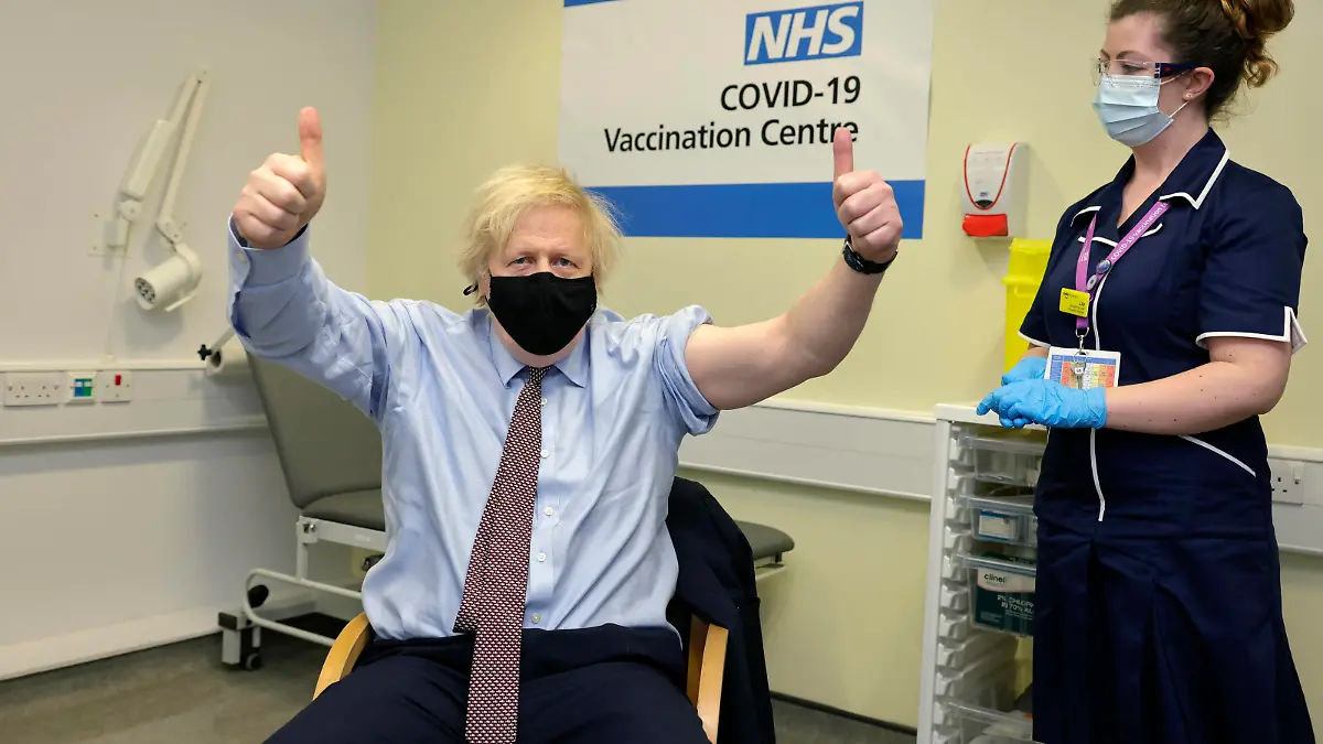 News Bilder des Tages 210320 -- LONDON, March 20, 2021 -- British Prime Minister Boris Johnson L thumbs up after receiving the Oxford-AstraZeneca COVID-19 vaccine at St Thomas Hospital in London, Britain, March 19, 2021. British Prime Minister Boris Johnson received his first dose of the Oxford-AstraZeneca COVID-19 vaccine on Friday after reassuring the public it is safe . /No 10 Downing Street/Handout via Xinhua BRITAIN-LONDON-COVID-19-PM-VACCINATION AndrewxParsons PUBLICATIONxNOTxINxCHN