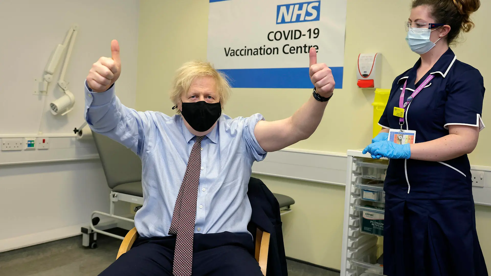 News Bilder des Tages 210320 -- LONDON, March 20, 2021 -- British Prime Minister Boris Johnson L thumbs up after receiving the Oxford-AstraZeneca COVID-19 vaccine at St Thomas Hospital in London, Britain, March 19, 2021. British Prime Minister Boris Johnson received his first dose of the Oxford-AstraZeneca COVID-19 vaccine on Friday after reassuring the public it is safe . /No 10 Downing Street/Handout via Xinhua BRITAIN-LONDON-COVID-19-PM-VACCINATION AndrewxParsons PUBLICATIONxNOTxINxCHN