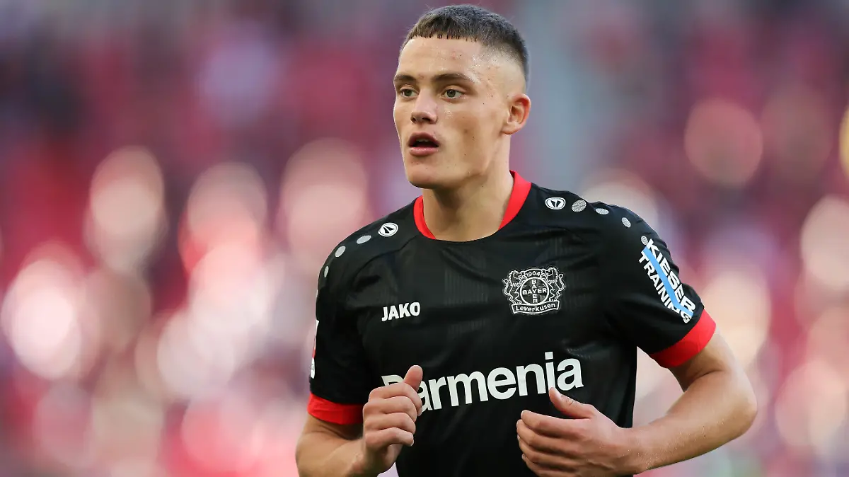 ARCHIV - 03.10.2020, Baden-Württemberg, Stuttgart: Fußball: Bundesliga, VfB Stuttgart - Bayer Leverkusen, 3. Spieltag, Mercedes-Benz Arena. Leverkusens Florian Wirtz in Aktion. (zu dpa "Leverkusens Wirtz vor U21-Rekord - Kuntz: «Nicht der Heilsbringer»") Foto: Tom Weller/dpa - WICHTIGER HINWEIS: Gemäß den Vorgaben der DFL Deutsche Fußball Liga bzw. des DFB Deutscher Fußball-Bund ist es untersagt, in dem Stadion und/oder vom Spiel angefertigte Fotoaufnahmen in Form von Sequenzbildern und/oder videoähnlichen Fotostrecken zu verwerten bzw. verwerten zu lassen. +++ dpa-Bildfunk +++