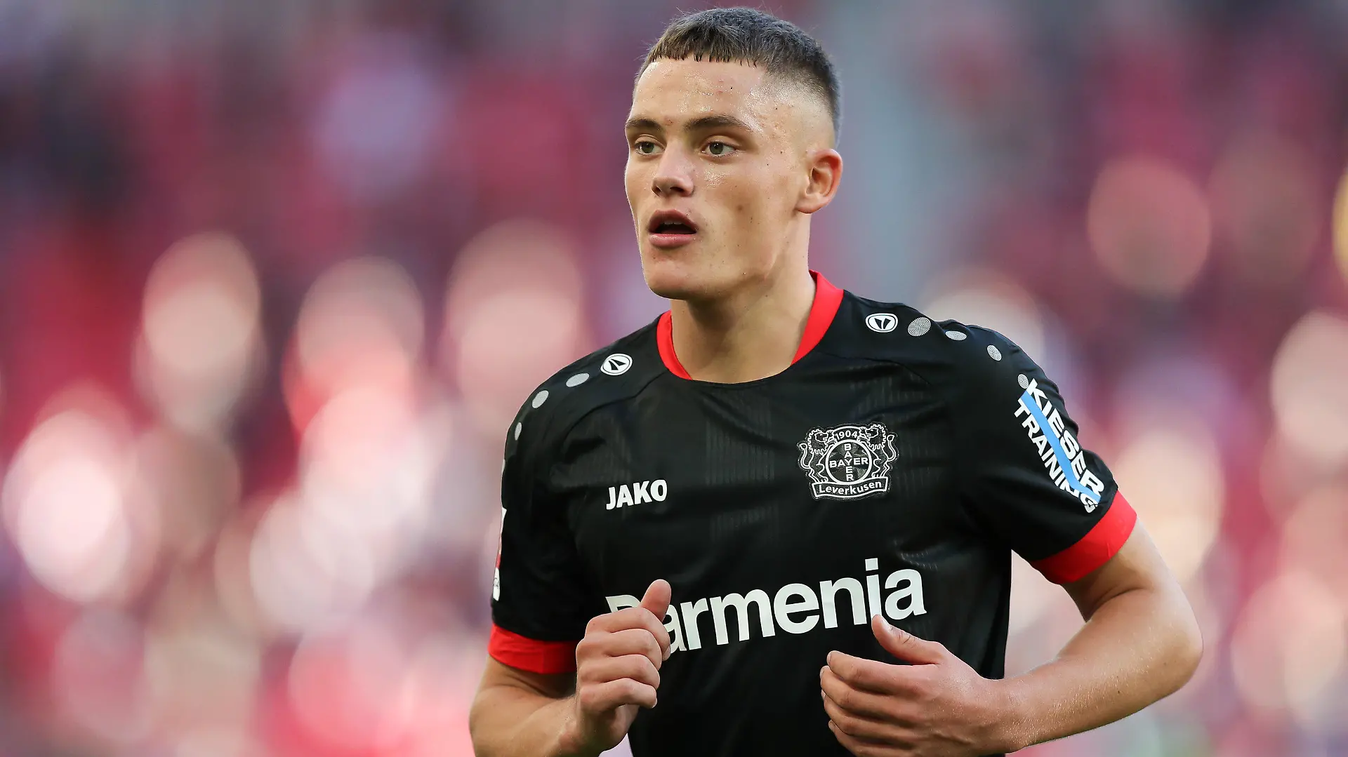 ARCHIV - 03.10.2020, Baden-Württemberg, Stuttgart: Fußball: Bundesliga, VfB Stuttgart - Bayer Leverkusen, 3. Spieltag, Mercedes-Benz Arena. Leverkusens Florian Wirtz in Aktion. (zu dpa "Leverkusens Wirtz vor U21-Rekord - Kuntz: «Nicht der Heilsbringer»") Foto: Tom Weller/dpa - WICHTIGER HINWEIS: Gemäß den Vorgaben der DFL Deutsche Fußball Liga bzw. des DFB Deutscher Fußball-Bund ist es untersagt, in dem Stadion und/oder vom Spiel angefertigte Fotoaufnahmen in Form von Sequenzbildern und/oder videoähnlichen Fotostrecken zu verwerten bzw. verwerten zu lassen. +++ dpa-Bildfunk +++