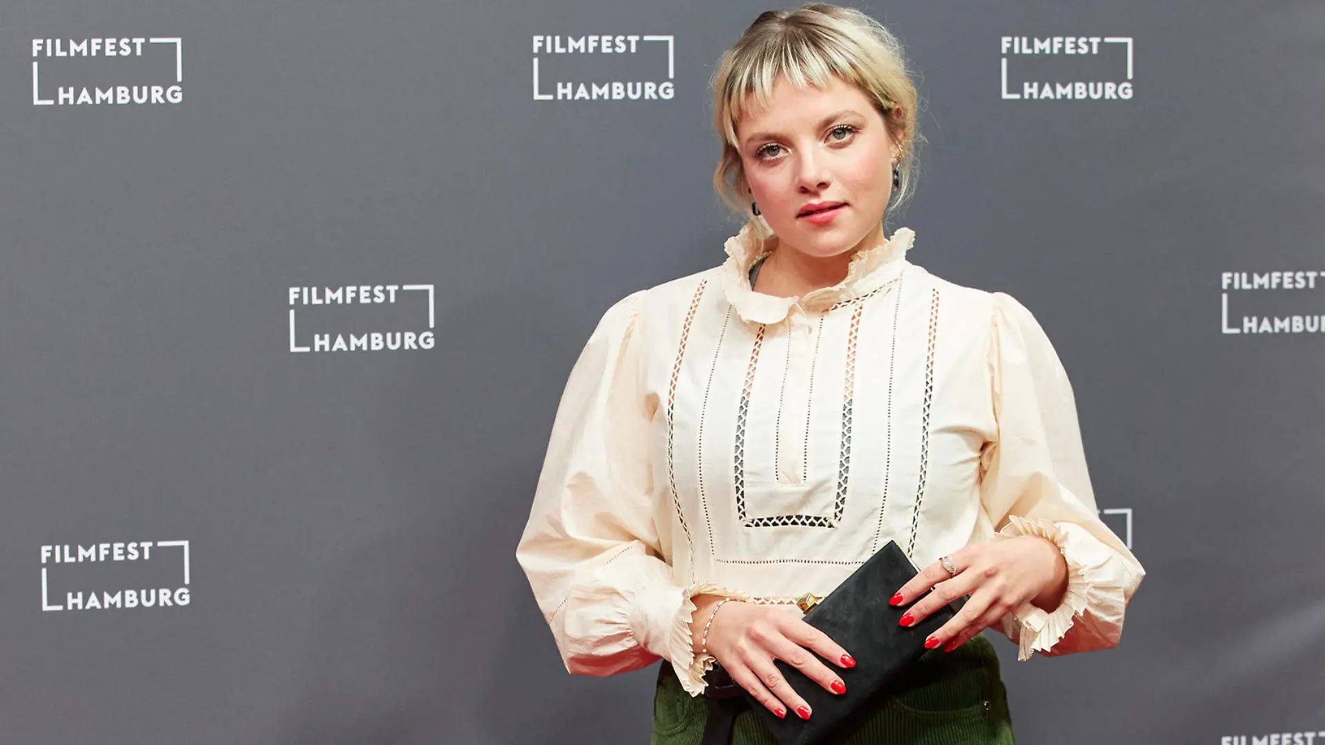 26.09.2020, Hamburg: Jella Haase, Schauspielerin, kommt zur Premiere des Films "Bis wir tot sind oder frei" im Rahmen des Filmfestes Hamburg. Foto: Georg Wendt/dpa +++ dpa-Bildfunk +++