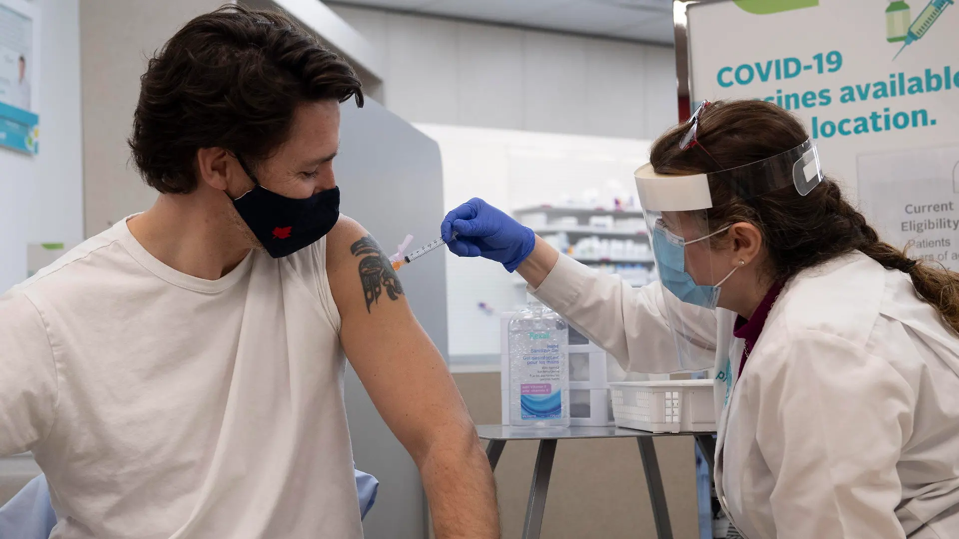 23.04.2021, Kanada, Ottawa: Justin Trudeau, Premierminister von Kanada, wird eine Dosis des Corona-Impstoffs von AstraZeneca injiziert. Foto: Adrian Wyld/The Canadian Press/AP/dpa +++ dpa-Bildfunk +++