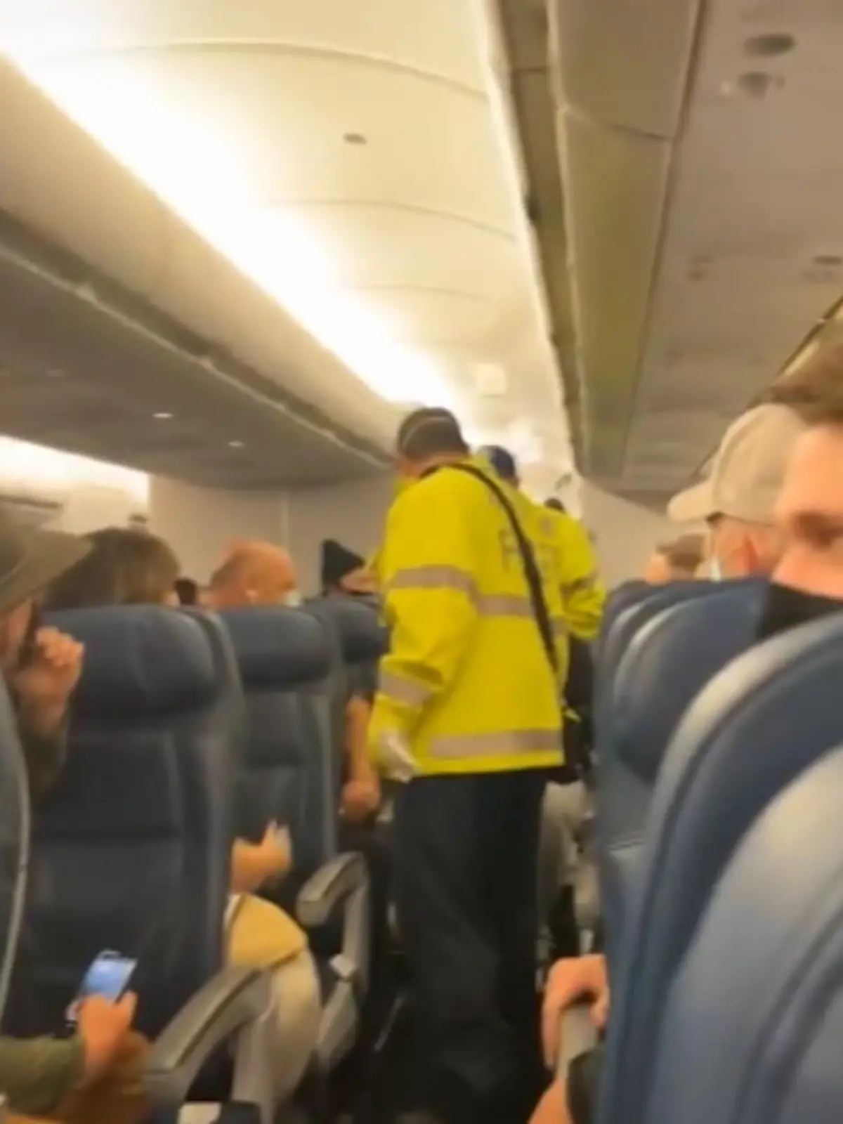 Bild zu: "Frau kriegt Kind im Flugzeug"