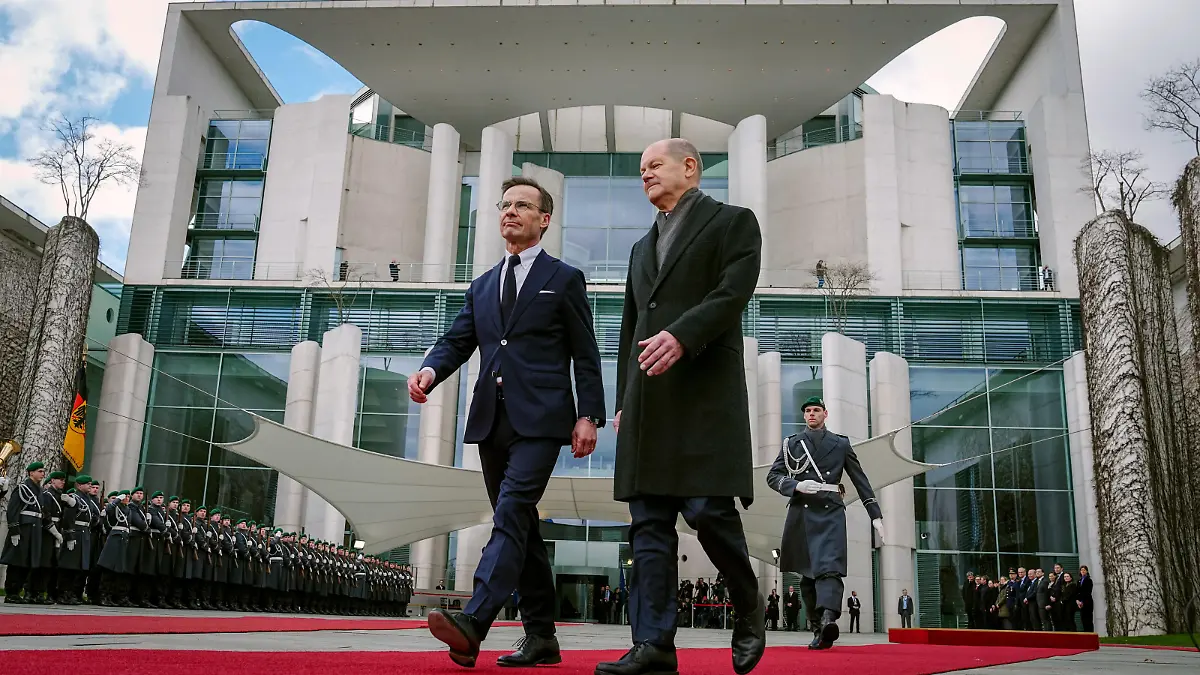Ulf Kristersson (l), Ministerpräsident von Schweden, wird von Bundeskanzler Olaf Scholz (SPD) mit militärischen Ehren vor dem Bundeskanzleramt empfangen.