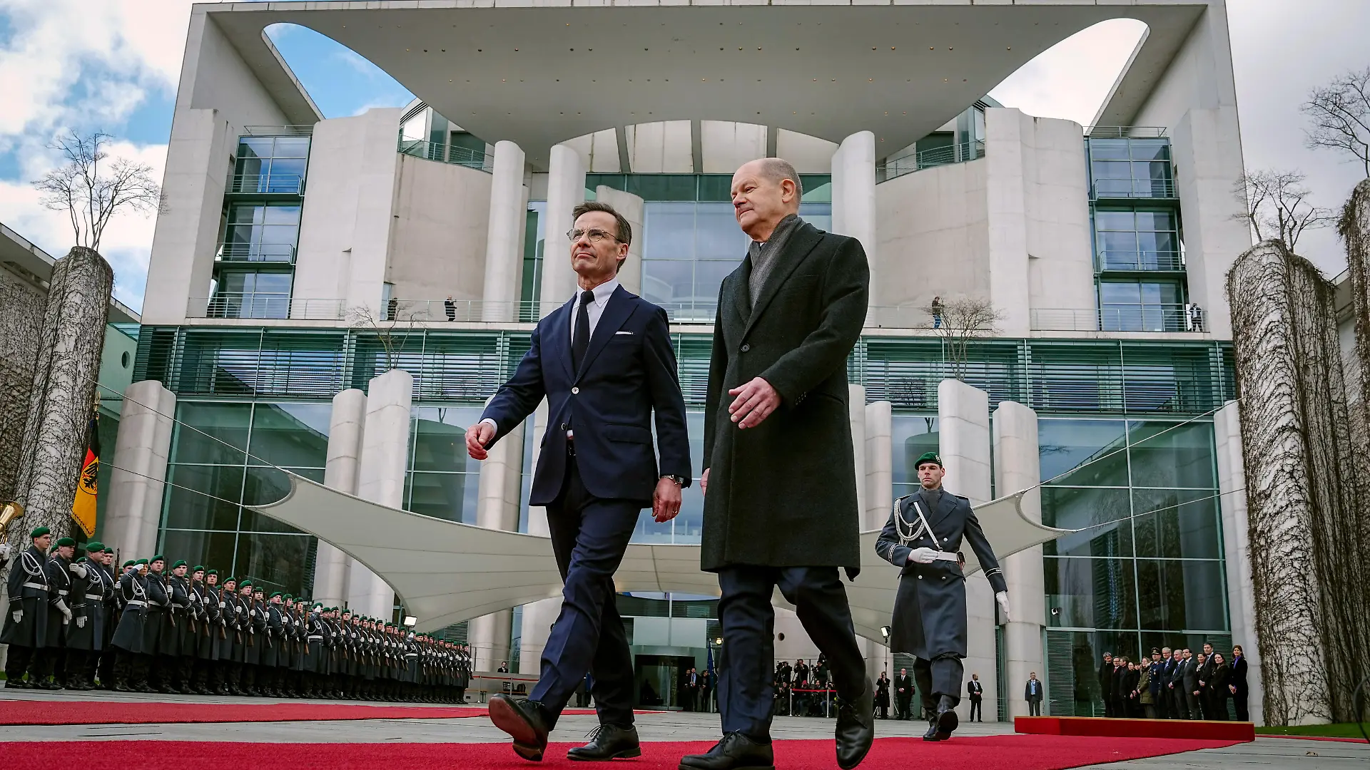 Ulf Kristersson (l), Ministerpräsident von Schweden, wird von Bundeskanzler Olaf Scholz (SPD) mit militärischen Ehren vor dem Bundeskanzleramt empfangen.