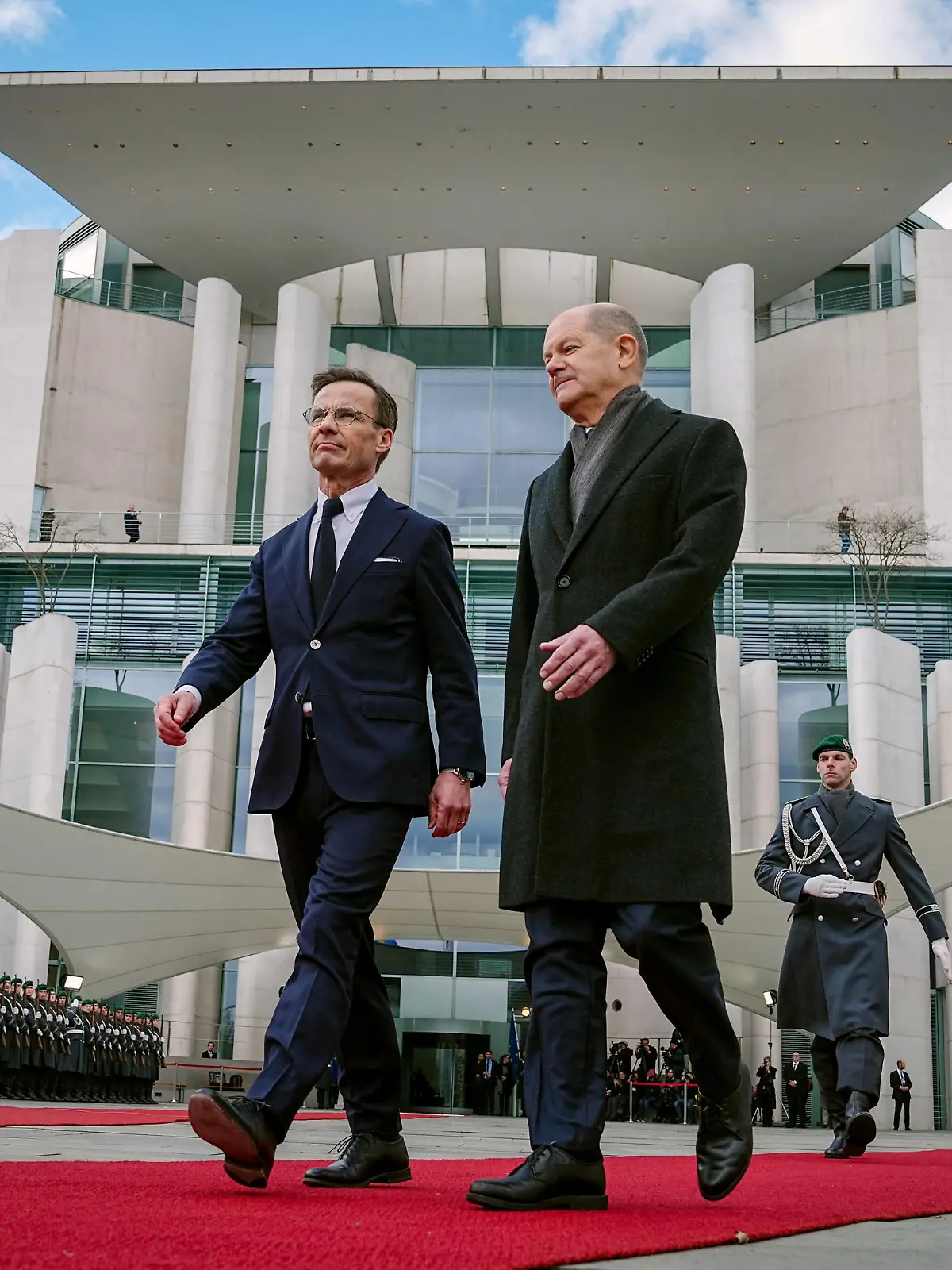 Ulf Kristersson (l), Ministerpräsident von Schweden, wird von Bundeskanzler Olaf Scholz (SPD) mit militärischen Ehren vor dem Bundeskanzleramt empfangen.