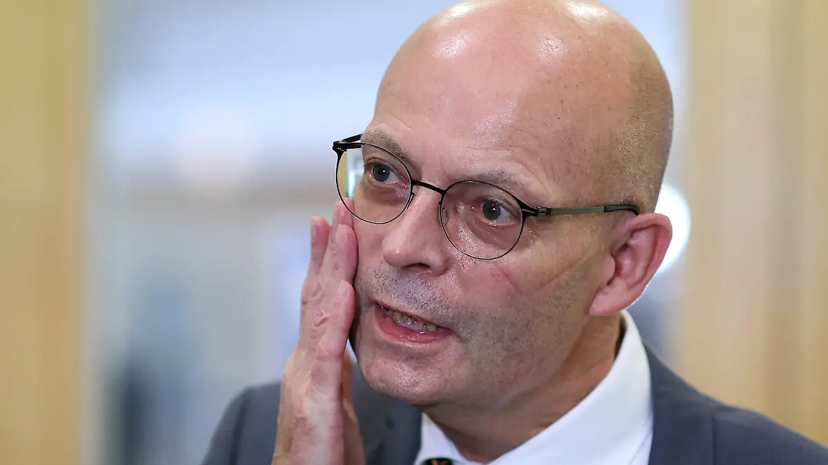 ARCHIV - 28.10.2020, Sachsen-Anhalt, Magdeburg: Halles Oberbürgermeister Bernd Wiegand (parteilos) nach seiner Aussage vor dem Parlamentarischen Untersuchungsausschuss des Landtag in Magdeburg. Wiegand und zehn Stadträte sind entgegen der in der Impfverordnung festgelegten Reihenfolge bereits gegen Corona geimpft worden. (zu dpa «Verstöße gegen Impfreihenfolge in mindestens neun Bundesländern») Foto: Ronny Hartmann/dpa-Zentralbild/dpa +++ dpa-Bildfunk +++