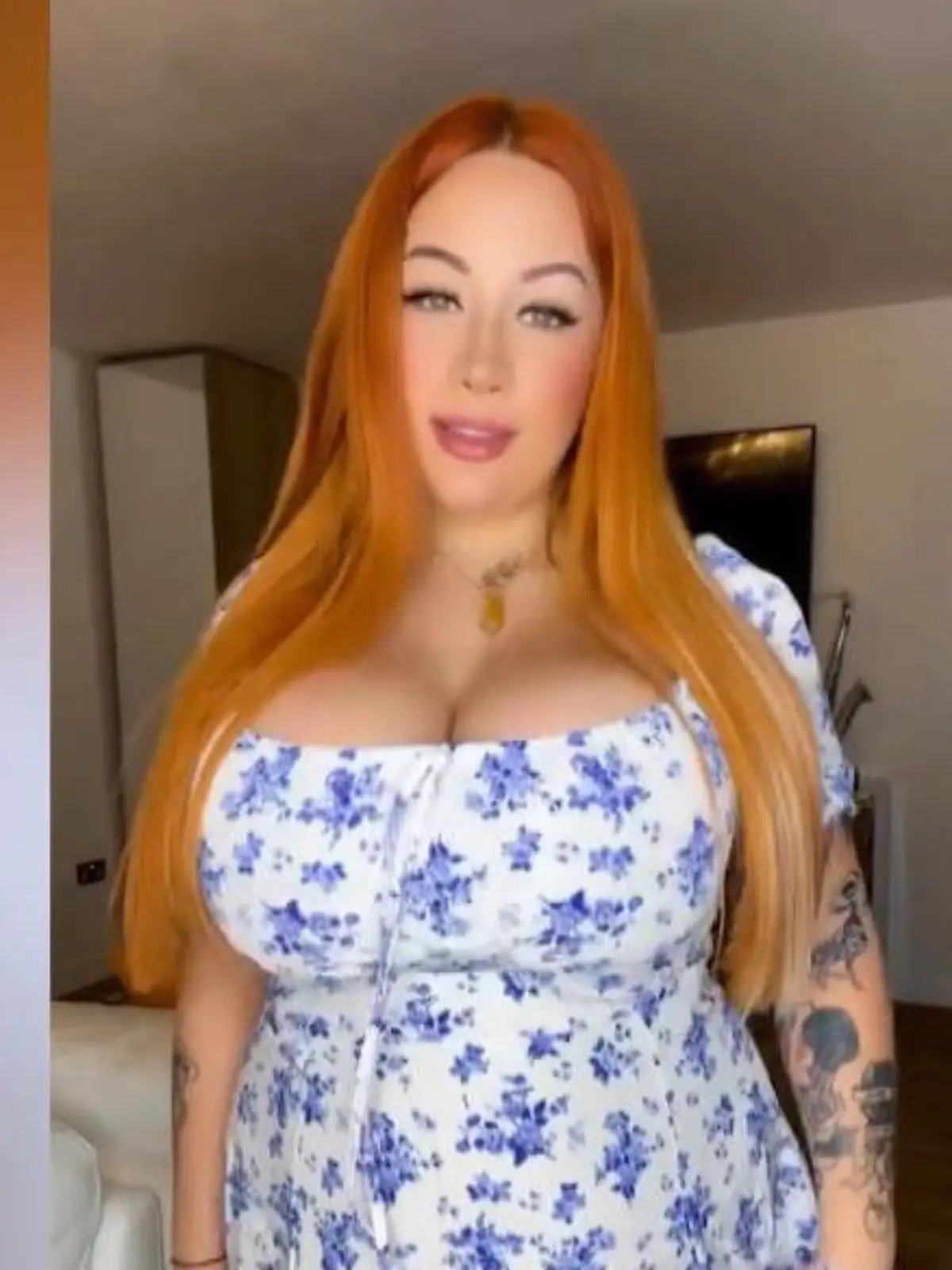 Ab welcher Körbchengröße muss Frau einen BH tragen? Dieser Frage muss sich OnlyFans-Model Hazel Heart gerade stellen. Nur weil sie es wagt bei 38HH oben ohne – aber mit Sommerkleid –aus dem Haus zu gehen. Wie sie auf die Kritik reagiert zeigen wir im Video.