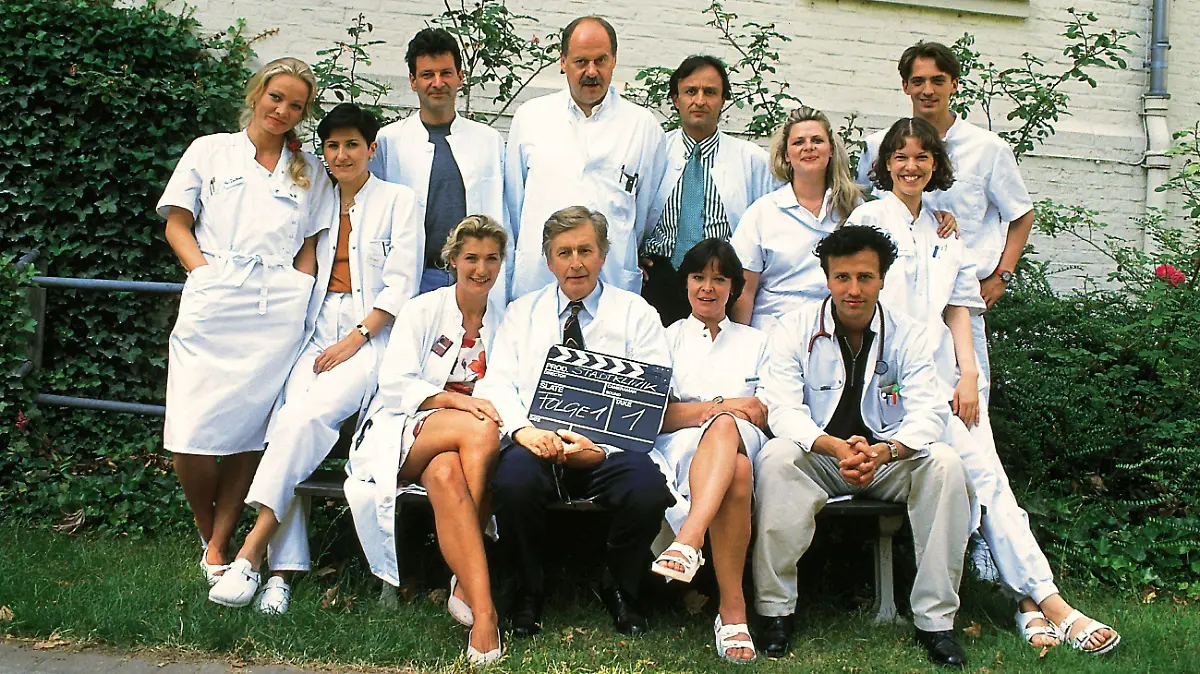 erstes Gruppenfoto mit Klappe