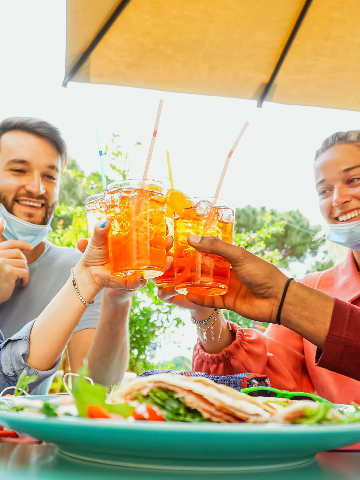 Ob noch mit Maske oder schon ohne: Im Sommer wollen wir wieder unbeschwert feiern können. Ist die Herdenimmunität bis dahin erreicht?