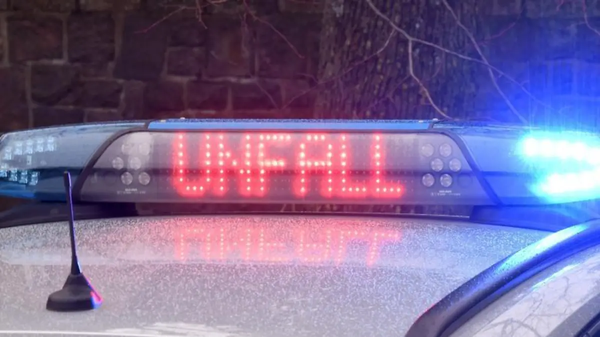 Die Leuchtschrift «Unfall» auf dem Dach eines Polizeiwagens