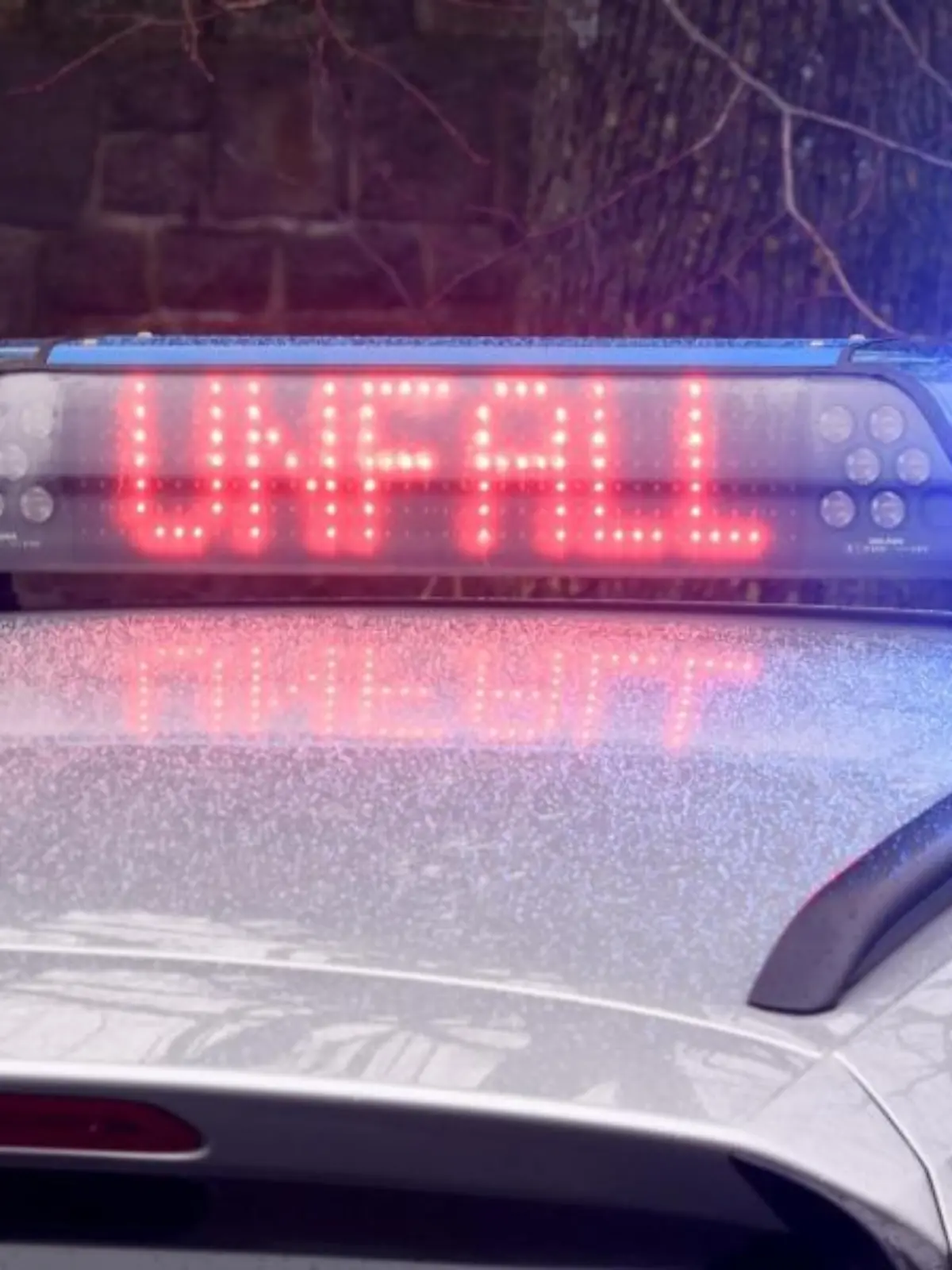Die Leuchtschrift «Unfall» auf dem Dach eines Polizeiwagens