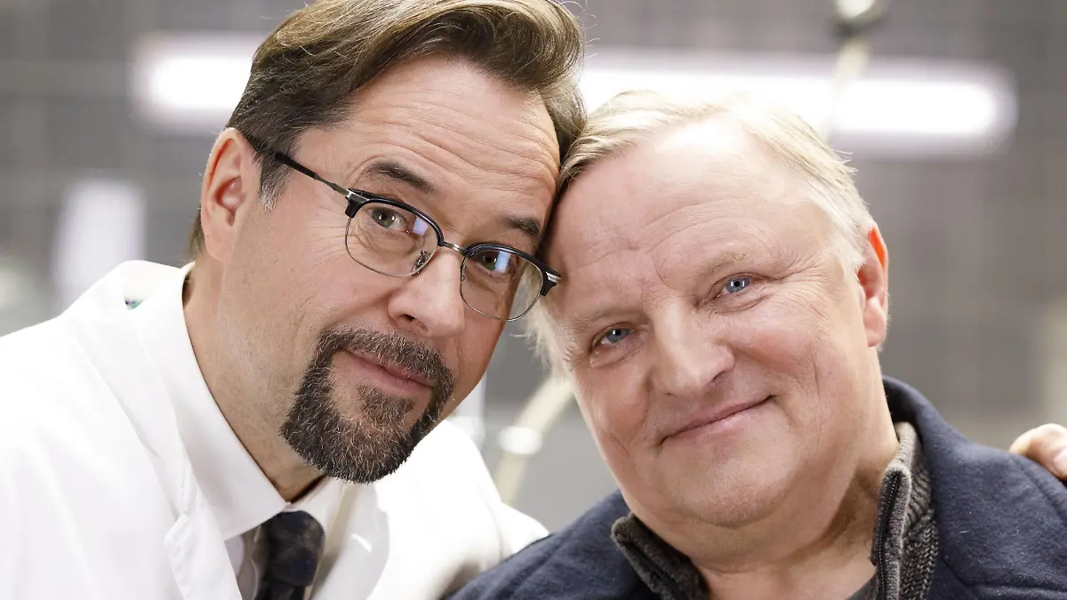 Jan Josef Liefers und Axel Prahl beim Fototermin am Set des ARD-Krimis Tatort - Lakritz (AT) in der Max-Planck-Straße 37b. Köln, 26.03.2019 *** Jan Josef Liefers and Axel Prahl at the photo shoot at the set of the ARD crime thriller Tatort Lakritz AT in Max Planck Straße 37b Köln 26 03 2019 Foto:xC.xHardtx/xFuturexImage