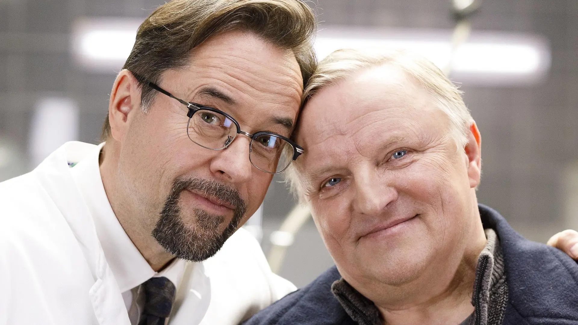 Jan Josef Liefers und Axel Prahl beim Fototermin am Set des ARD-Krimis Tatort - Lakritz (AT) in der Max-Planck-Straße 37b. Köln, 26.03.2019 *** Jan Josef Liefers and Axel Prahl at the photo shoot at the set of the ARD crime thriller Tatort Lakritz AT in Max Planck Straße 37b Köln 26 03 2019 Foto:xC.xHardtx/xFuturexImage