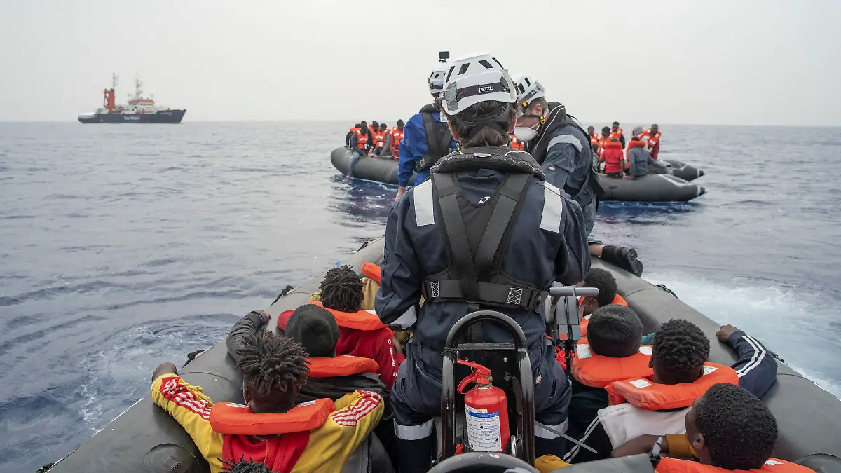 HANDOUT - 30.04.2021, ---: Die Hilfsorganisation Sea-Watch bringt bei einem Rettungseinsatz im zentralen Mittelmeer 77 Migranten in Sicherheit. Die Menschen, darunter elf Frauen und ein Baby, seien auf einem Schlauchboot unterwegs gewesen und an Bord der «Sea-Watch 4» geholt worden, teilten die Helfer mit. Foto: Fabian Melber / Sea-Watch.Org/Sea-Watch.Org/dpa - ACHTUNG: Nur zur redaktionellen Verwendung im Zusammenhang mit der aktuellen Berichterstattung und nur mit vollständiger Nennung des vorstehenden Credits +++ dpa-Bildfunk +++