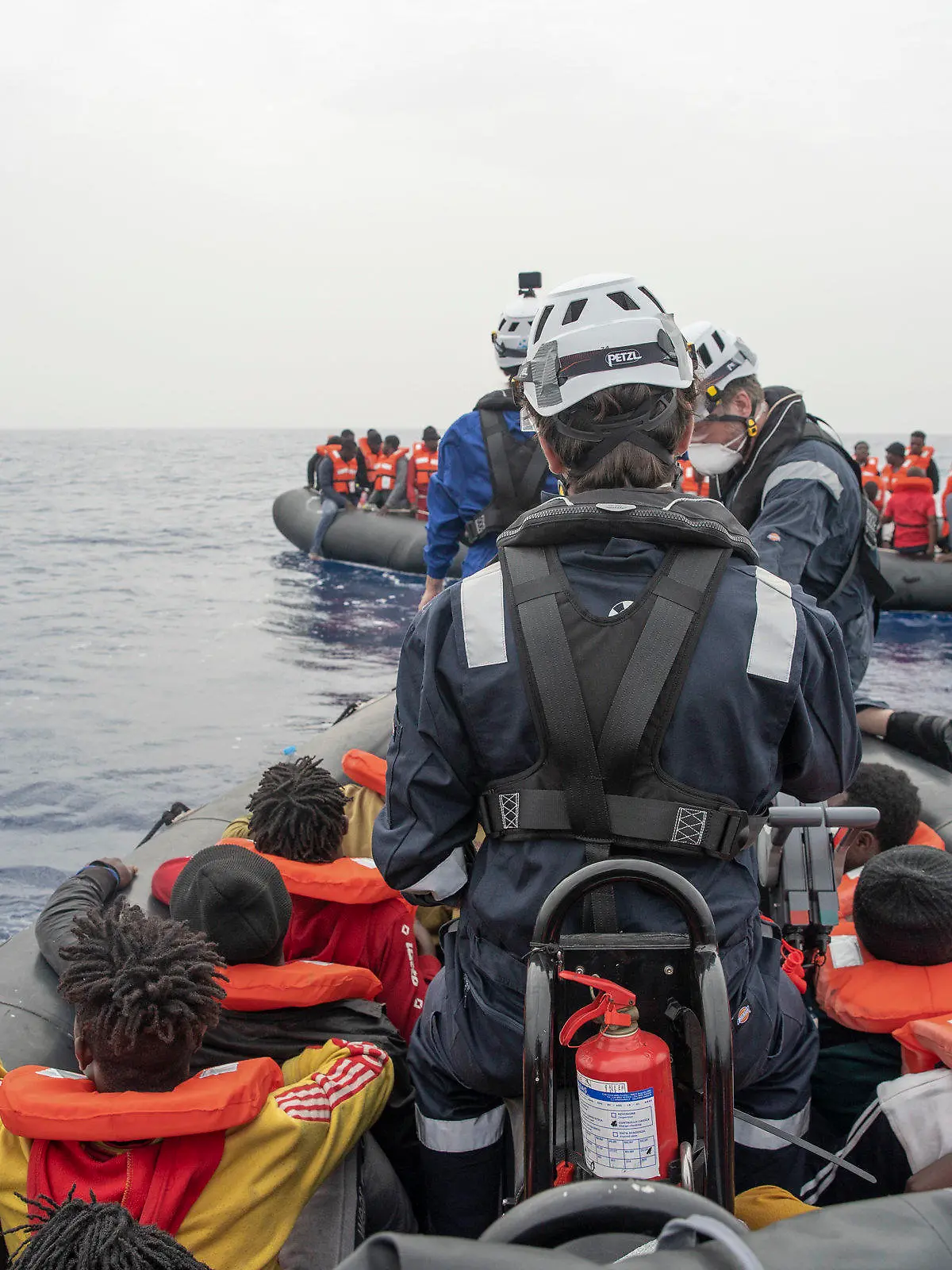 HANDOUT - 30.04.2021, ---: Die Hilfsorganisation Sea-Watch bringt bei einem Rettungseinsatz im zentralen Mittelmeer 77 Migranten in Sicherheit. Die Menschen, darunter elf Frauen und ein Baby, seien auf einem Schlauchboot unterwegs gewesen und an Bord der «Sea-Watch 4» geholt worden, teilten die Helfer mit. Foto: Fabian Melber / Sea-Watch.Org/Sea-Watch.Org/dpa - ACHTUNG: Nur zur redaktionellen Verwendung im Zusammenhang mit der aktuellen Berichterstattung und nur mit vollständiger Nennung des vorstehenden Credits +++ dpa-Bildfunk +++