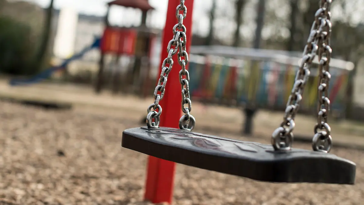 ARCHIV - 01.03.2018, Nordrhein-Westfalen, Aachen: Eine Schaukel auf einem Kinderspielplatz im Westpark. Ein 53-Jähriger soll unter anderem hier ätzenden Rohrreiniger ausgestreut haben. Er muss sich vor dem Landgericht verantworten, am Freitag soll das Urteil verkündet werden. Foto: Marius Becker/dpa +++ dpa-Bildfunk +++