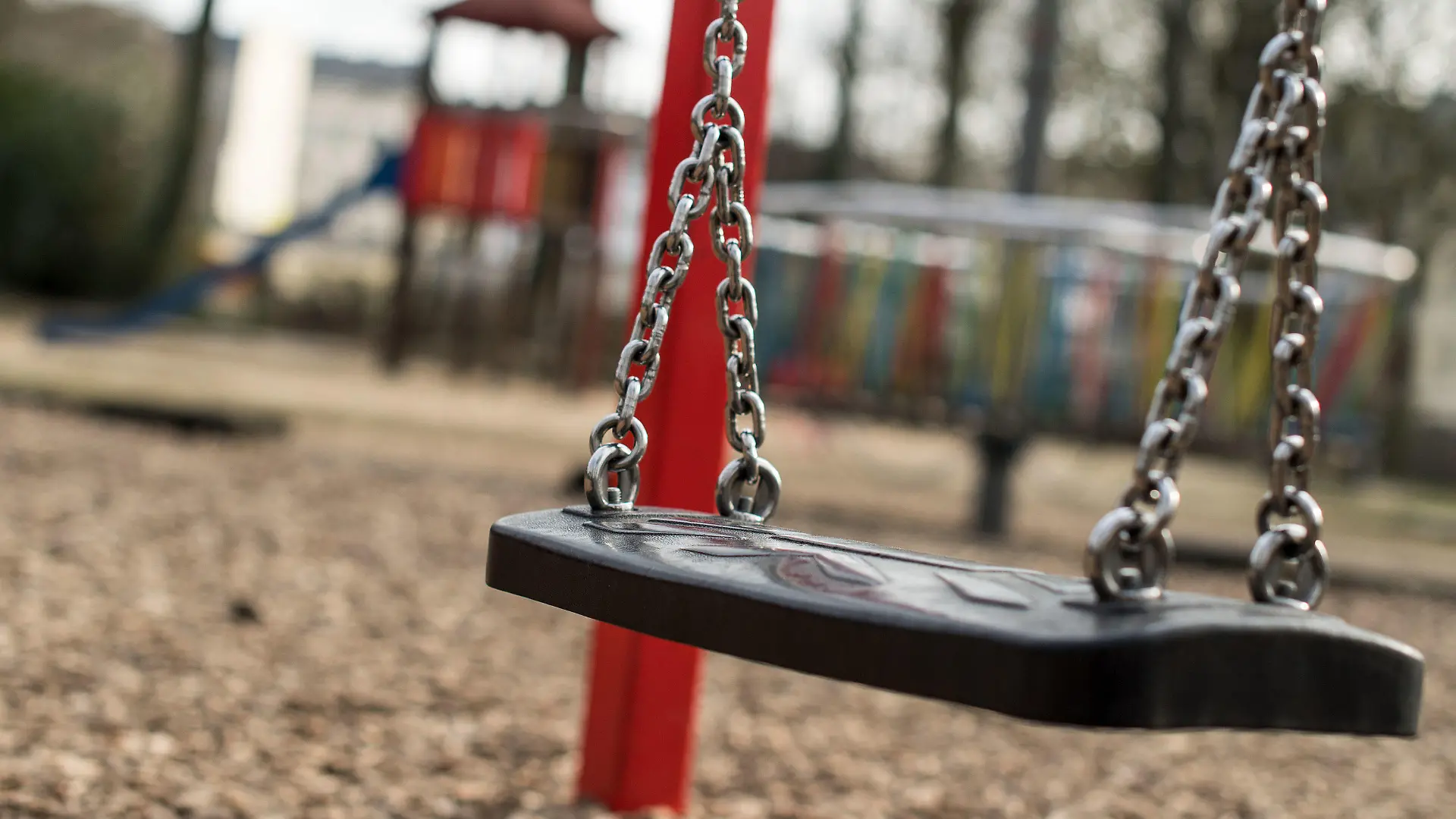ARCHIV - 01.03.2018, Nordrhein-Westfalen, Aachen: Eine Schaukel auf einem Kinderspielplatz im Westpark. Ein 53-Jähriger soll unter anderem hier ätzenden Rohrreiniger ausgestreut haben. Er muss sich vor dem Landgericht verantworten, am Freitag soll das Urteil verkündet werden. Foto: Marius Becker/dpa +++ dpa-Bildfunk +++