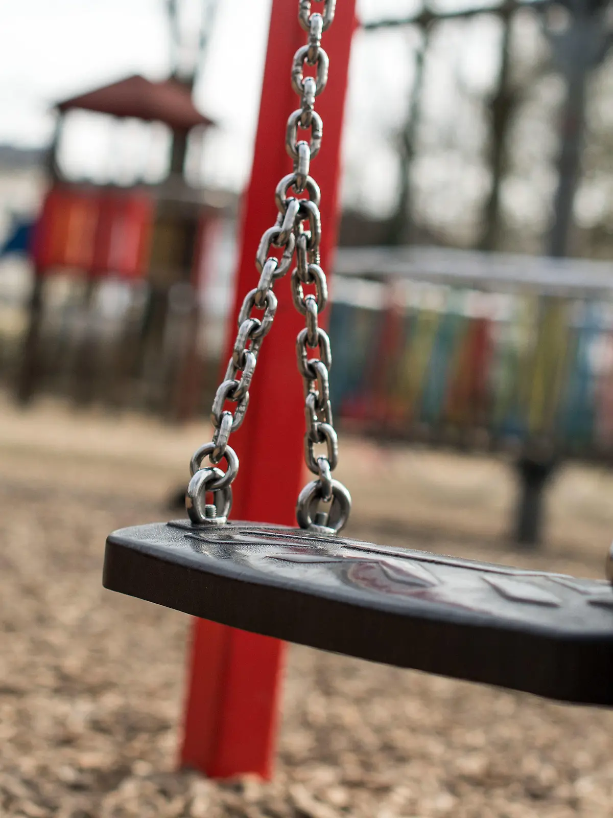 ARCHIV - 01.03.2018, Nordrhein-Westfalen, Aachen: Eine Schaukel auf einem Kinderspielplatz im Westpark. Ein 53-Jähriger soll unter anderem hier ätzenden Rohrreiniger ausgestreut haben. Er muss sich vor dem Landgericht verantworten, am Freitag soll das Urteil verkündet werden. Foto: Marius Becker/dpa +++ dpa-Bildfunk +++