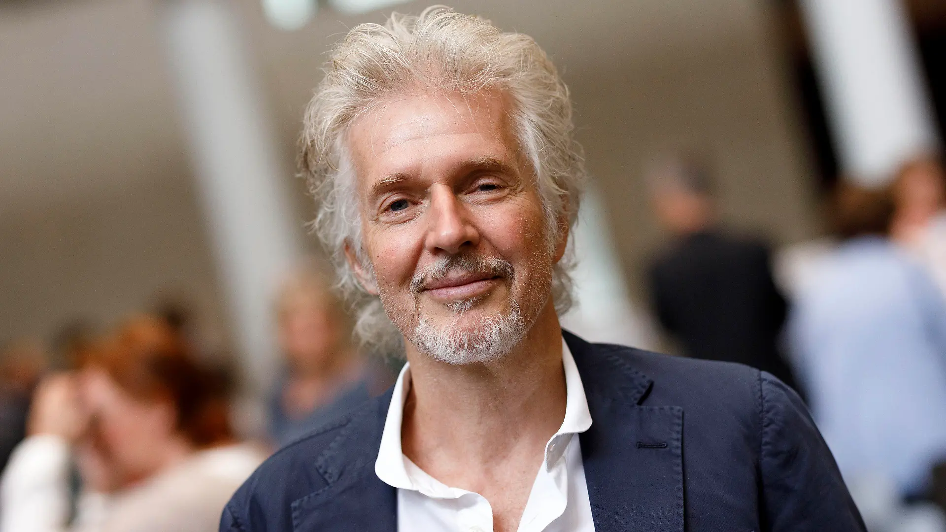 01.09.2019, Nordrhein-Westfalen, Köln: Frank Schätzing, deutscher Schriftsteller, aufgenommen beim Kölner Ehrenamtstag 2019. Der Thriller-Autor hat mit «Was, wenn wir einfach die Welt retten? Handeln in der Klimakrise» ein Sachbuch geschrieben, es erscheint beim Verlag Kiepenheuer & Witsch, (zu dpa-Interview und Korr "Neues Schätzing-Buch: Mit mehr Klimaschutz in eine bessere Zukunft") Foto: Christoph Hardt/Geisler-Fotopress/dpa +++ dpa-Bildfunk +++