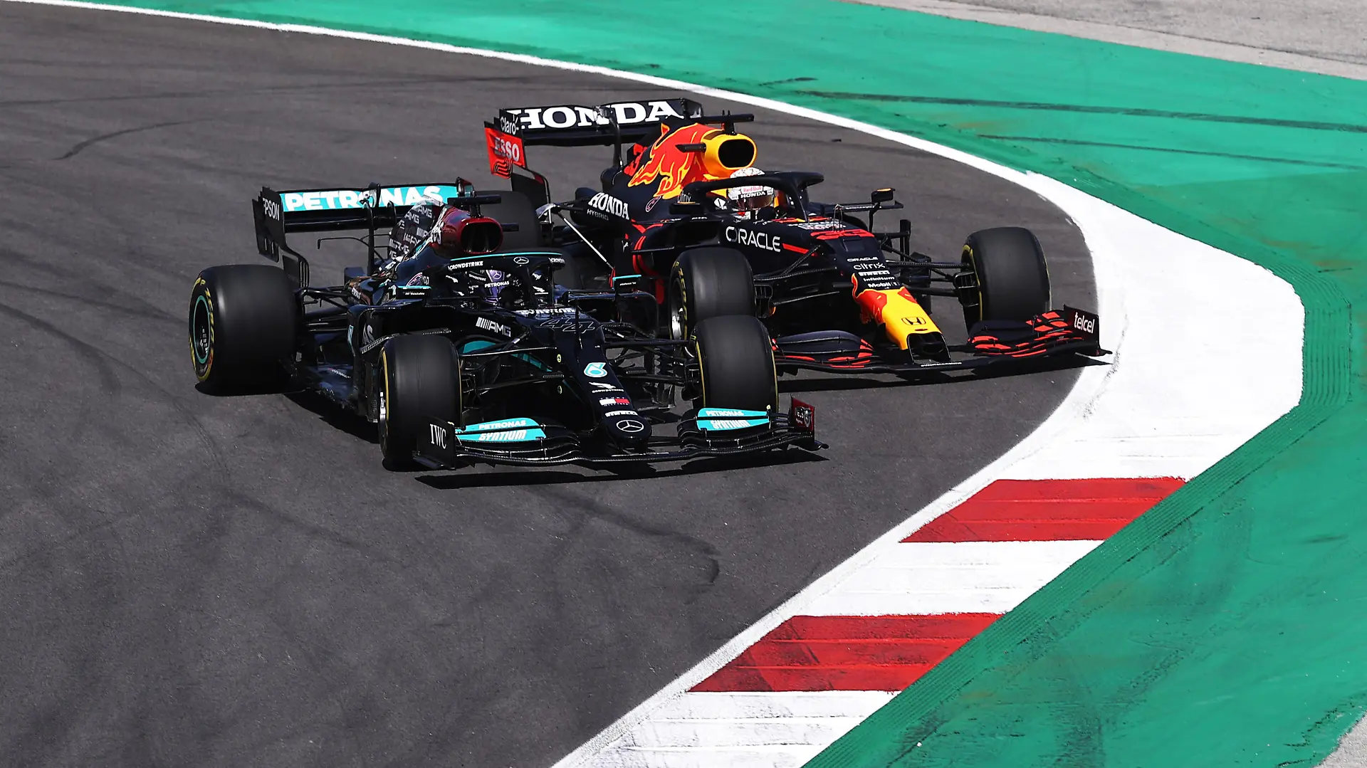 PORTIMAO, PORTUGAL - MAY 02: Lewis Hamilton of Great Britain driving the (44) Mercedes AMG Petronas F1 Team Mercedes W12 and Max Verstappen of the Netherlands driving the (33) Red Bull Racing RB16B Honda compete for position on track during the F1 Grand Prix of Portugal at Autodromo Internacional Do Algarve on May 02, 2021 in Portimao, Portugal. (Photo by Lars Baron/Getty Images)