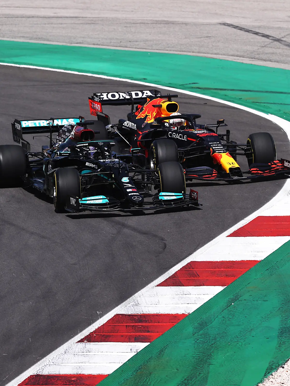 PORTIMAO, PORTUGAL - MAY 02: Lewis Hamilton of Great Britain driving the (44) Mercedes AMG Petronas F1 Team Mercedes W12 and Max Verstappen of the Netherlands driving the (33) Red Bull Racing RB16B Honda compete for position on track during the F1 Grand Prix of Portugal at Autodromo Internacional Do Algarve on May 02, 2021 in Portimao, Portugal. (Photo by Lars Baron/Getty Images)