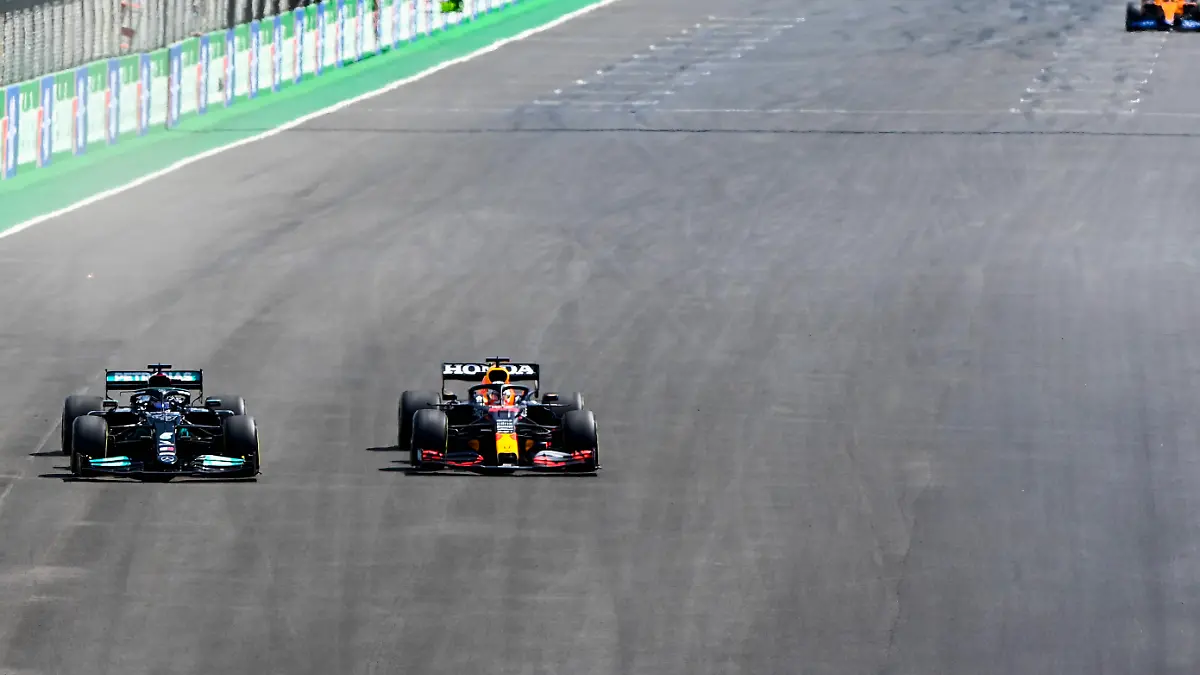  Formula 1 2021: Portuguese GP ALGARVE INTERNATIONAL CIRCUIT, PORTUGAL - MAY 02: Sir Lewis Hamilton, Mercedes W12, passes Max Verstappen, Red Bull Racing RB16B during the Portuguese GP at Algarve International Circuit on Sunday May 02, 2021 in Portimao, Portugal. Photo by Mark Sutton / Sutton Images Images PUBLICATIONxINxGERxSUIxAUTxHUNxONLY GP2103_142012_MS24120