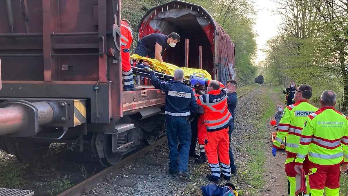 HANDOUT - 30.04.2021, Nordrhein-Westfalen, Hattingen: Feuerwehrleute retten eine Person nach einem Unfall. Zwei Jugendliche sind einen Steilhang hinuntergestürzt und dabei schwer verletzt worden. Foto: Jens Herkströter/Feuerwehr Hattingen/dpa - ACHTUNG: Nur zur redaktionellen Verwendung im Zusammenhang mit der aktuellen Berichterstattung und nur mit vollständiger Nennung des vorstehenden Credits +++ dpa-Bildfunk +++