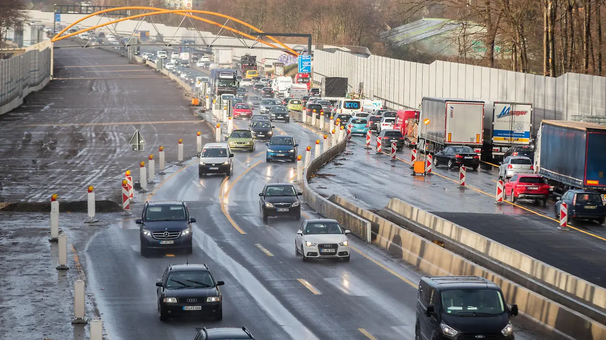 ARCHIV - 17.02.2020, Nordrhein-Westfalen, Recklinghausen: Autos fahren durch die Baustelle auf der Autobahn 43. Bundesverkehrsminister Volker Wissing (FDP) stößt mit seinem Wunsch nach schneller Zustimmung der Länder für bestimmte Autobahnprojekte auf Ablehnung in Nordrhein-Westfalen. (zu dpa «NRW will keine Blanko-Vollmacht für schnelleren Autobahnbau geben») Foto: Marcel Kusch/dpa +++ dpa-Bildfunk +++